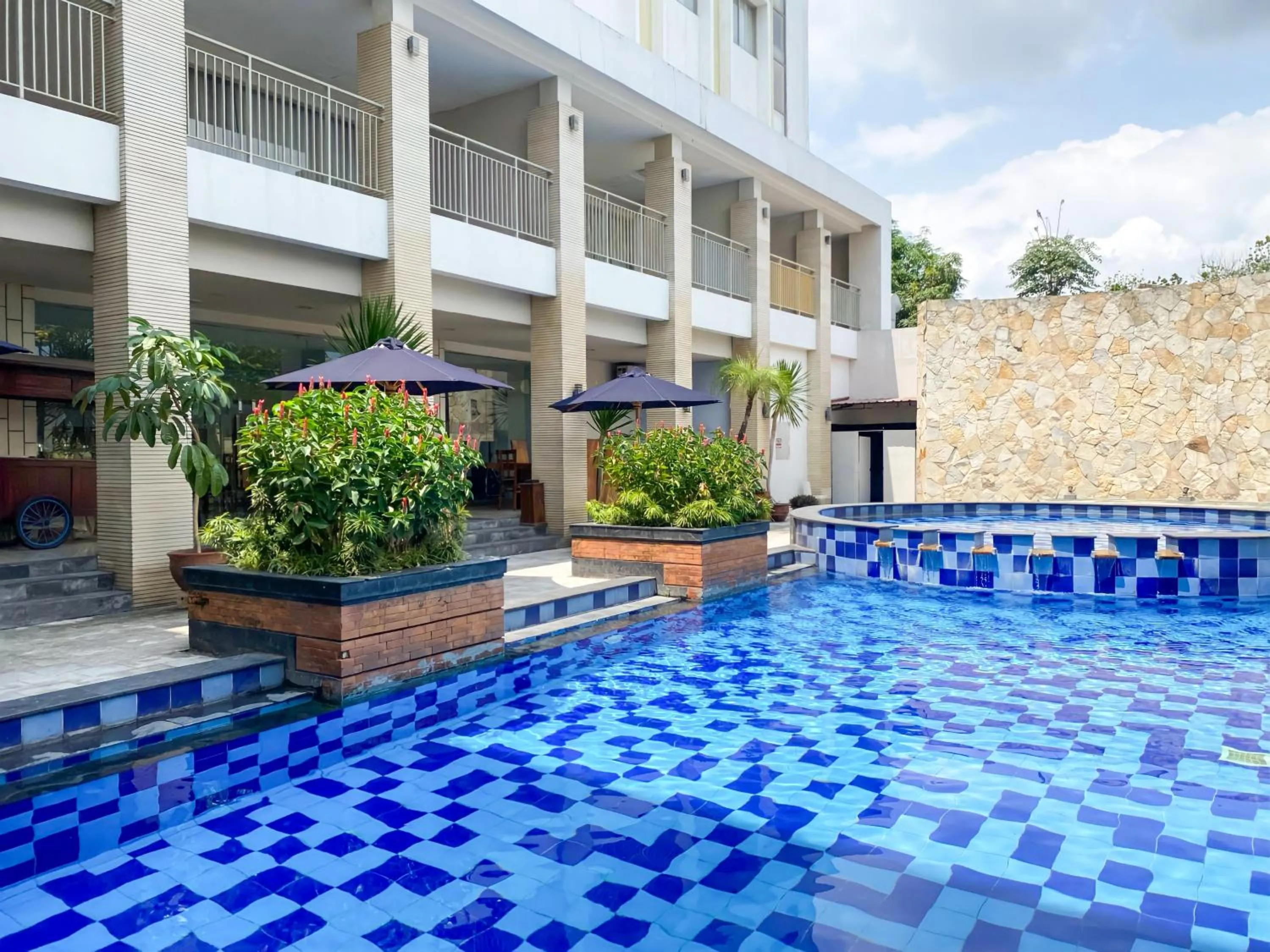 Swimming pool in Bueno Colombo Hotel Yogyakarta