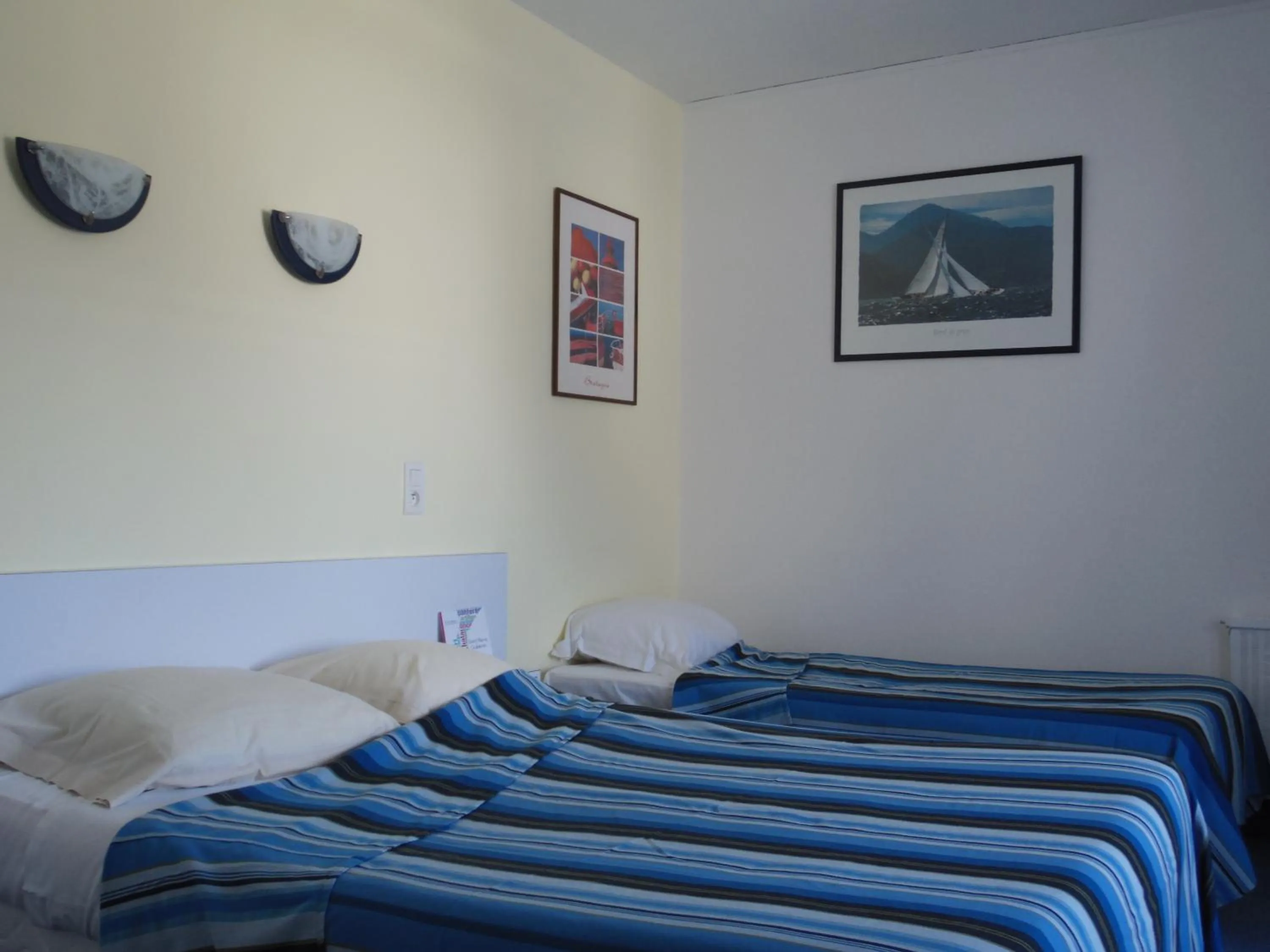 Bed in Hôtel du Petit Matelot