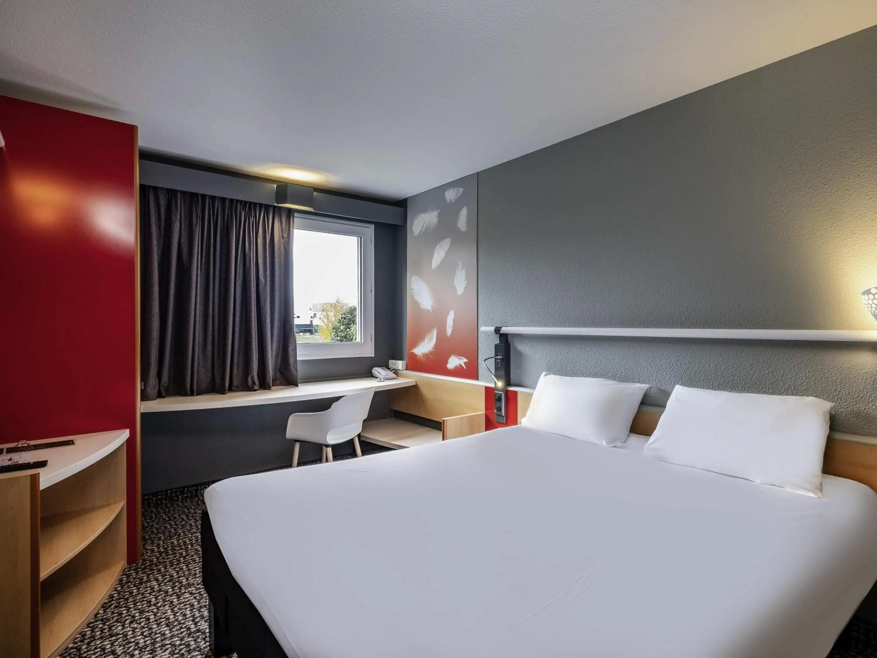 Bedroom, Bed in ibis Amboise
