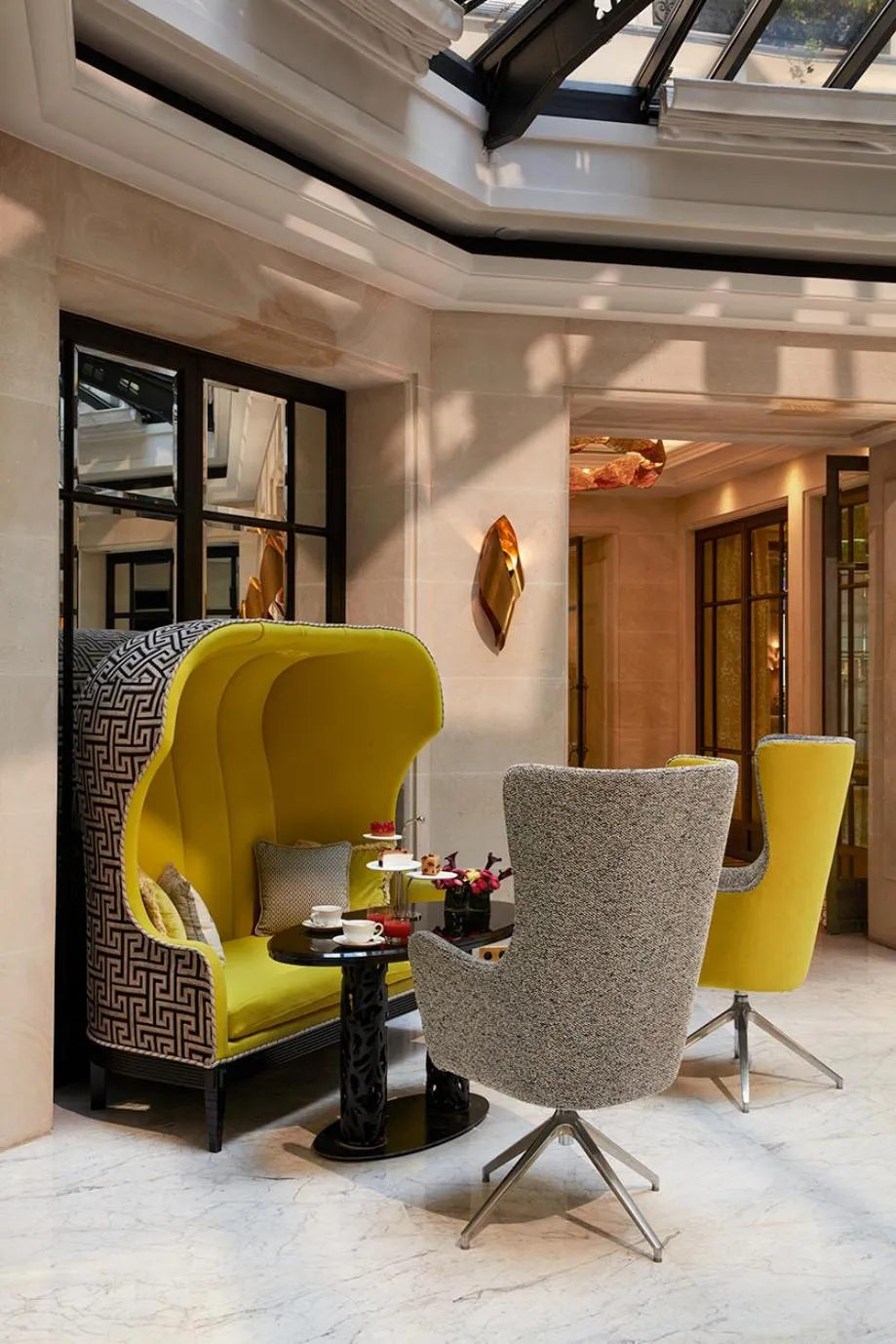 Lobby or reception in Le Burgundy Paris