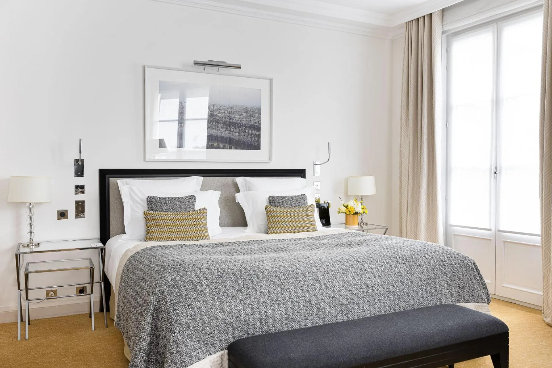 Photo of the whole room, Bed in Le Burgundy Paris