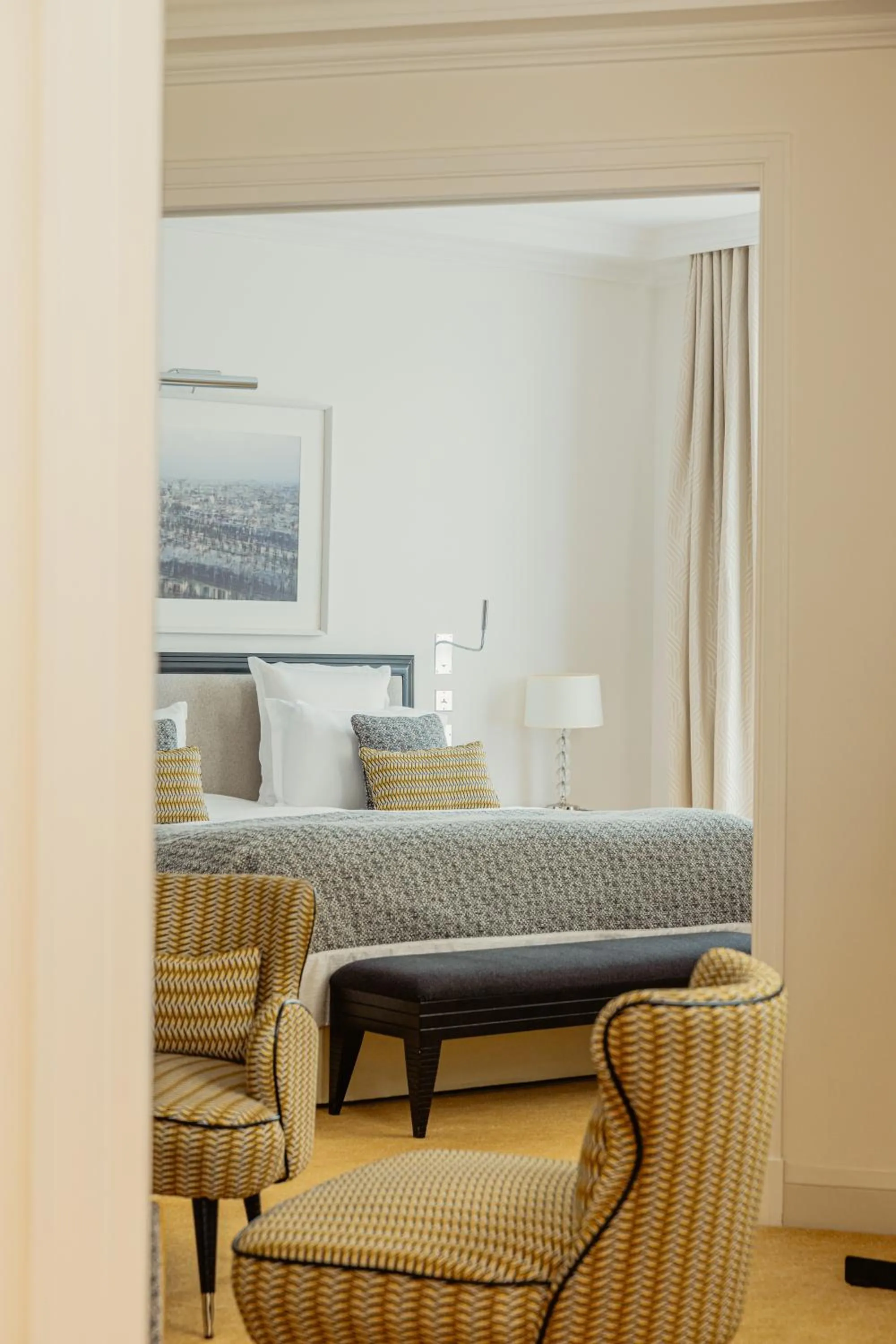 Photo of the whole room, Bed in Le Burgundy Paris