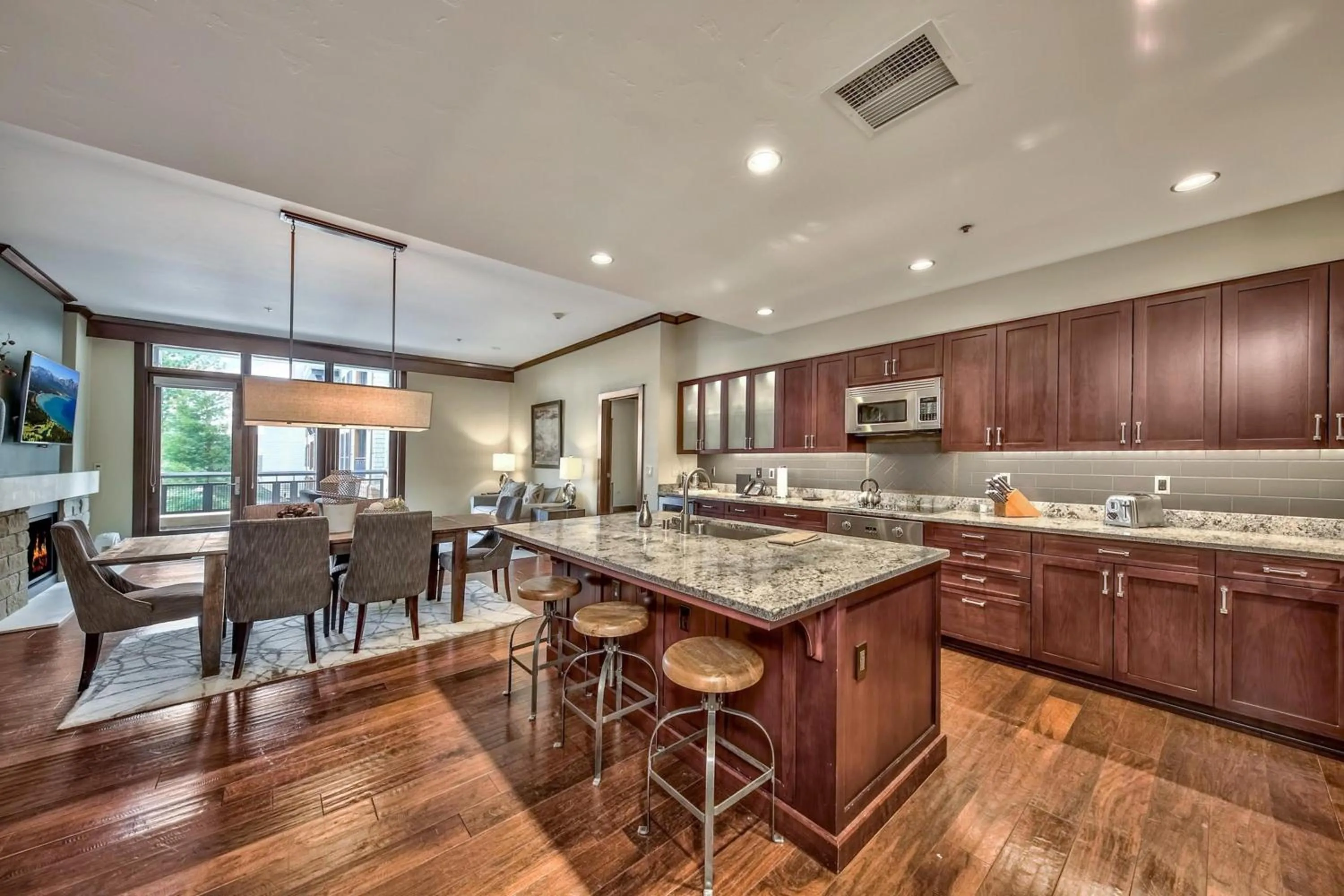 Kitchen or kitchenette in Constellation Residences