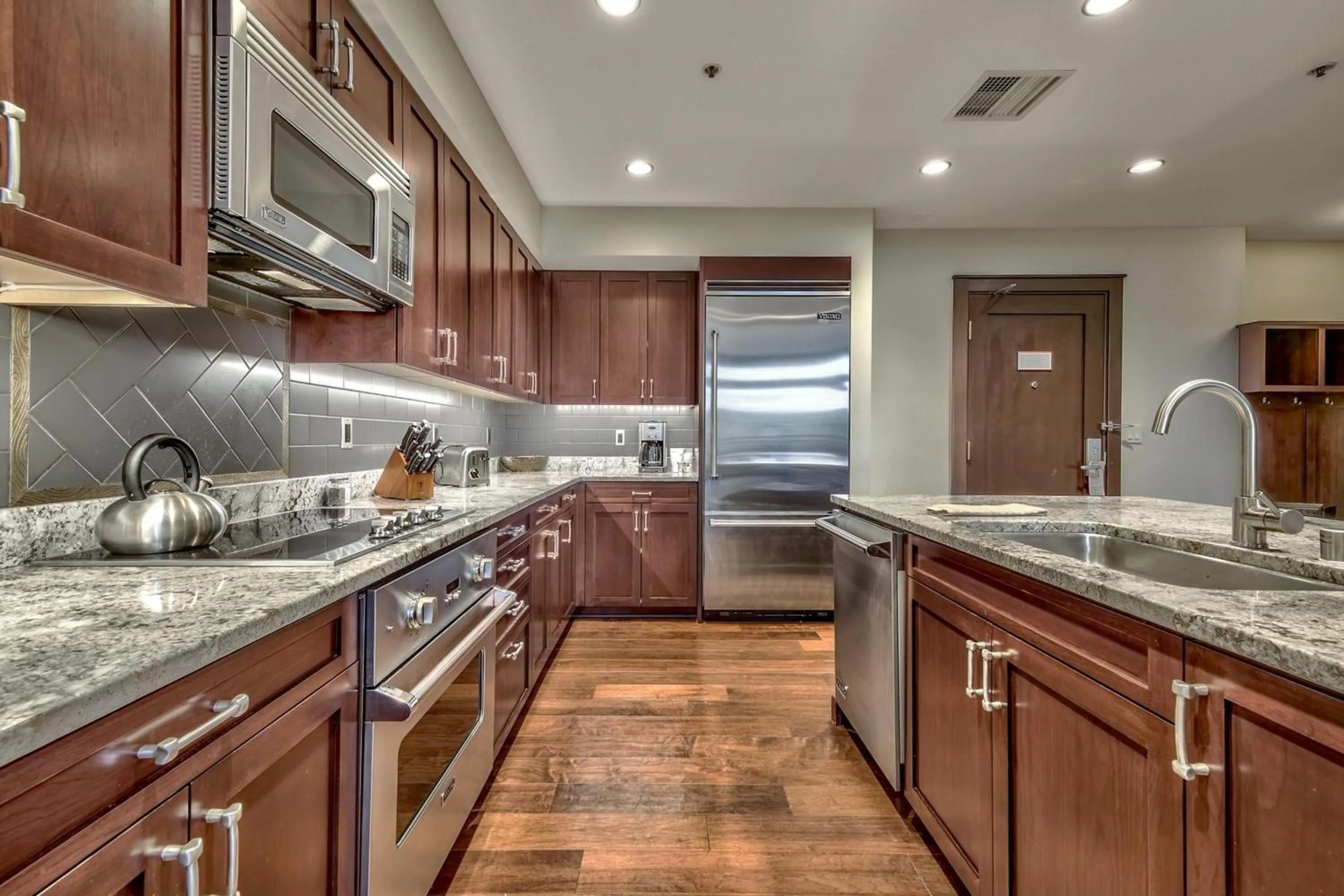 Kitchen or kitchenette in Constellation Residences