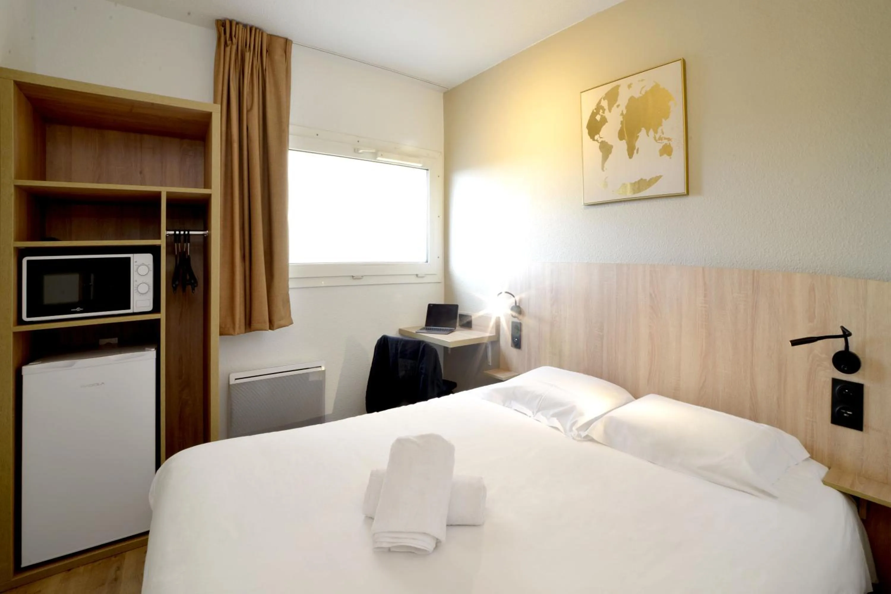 Bedroom, Bed in Hotel Cerise Lens