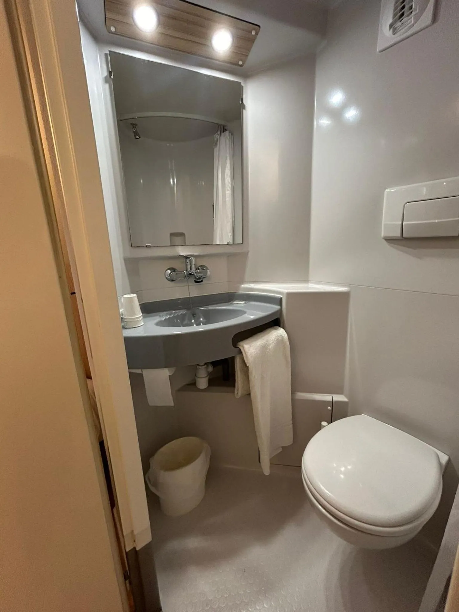 Shower in Hotel Cerise Lens