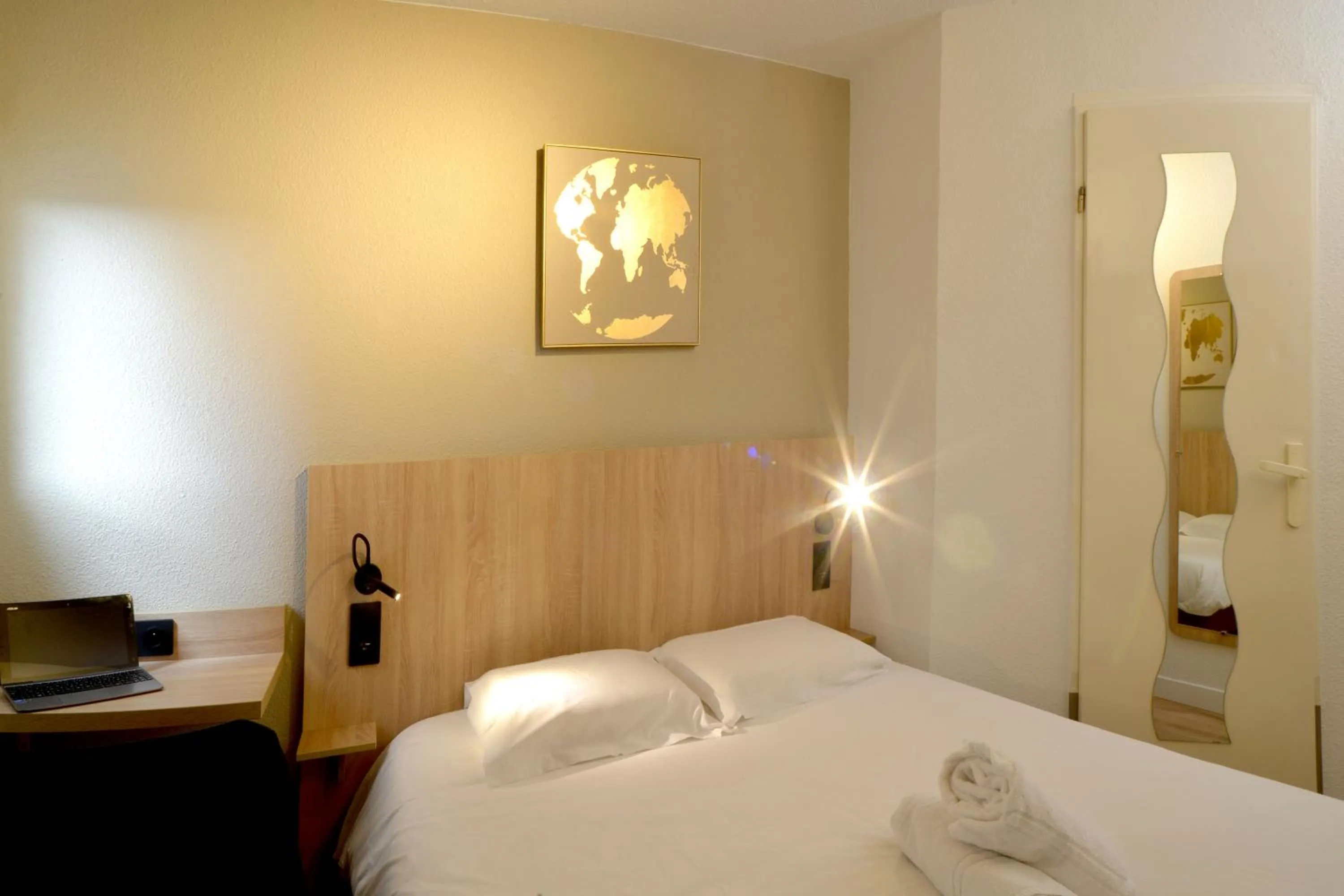 Bed in Hotel Cerise Lens