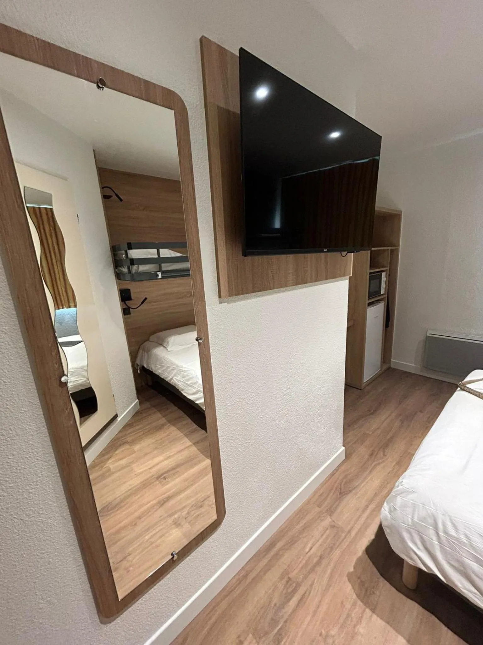 Communal lounge/ TV room, Bed in Hotel Cerise Lens