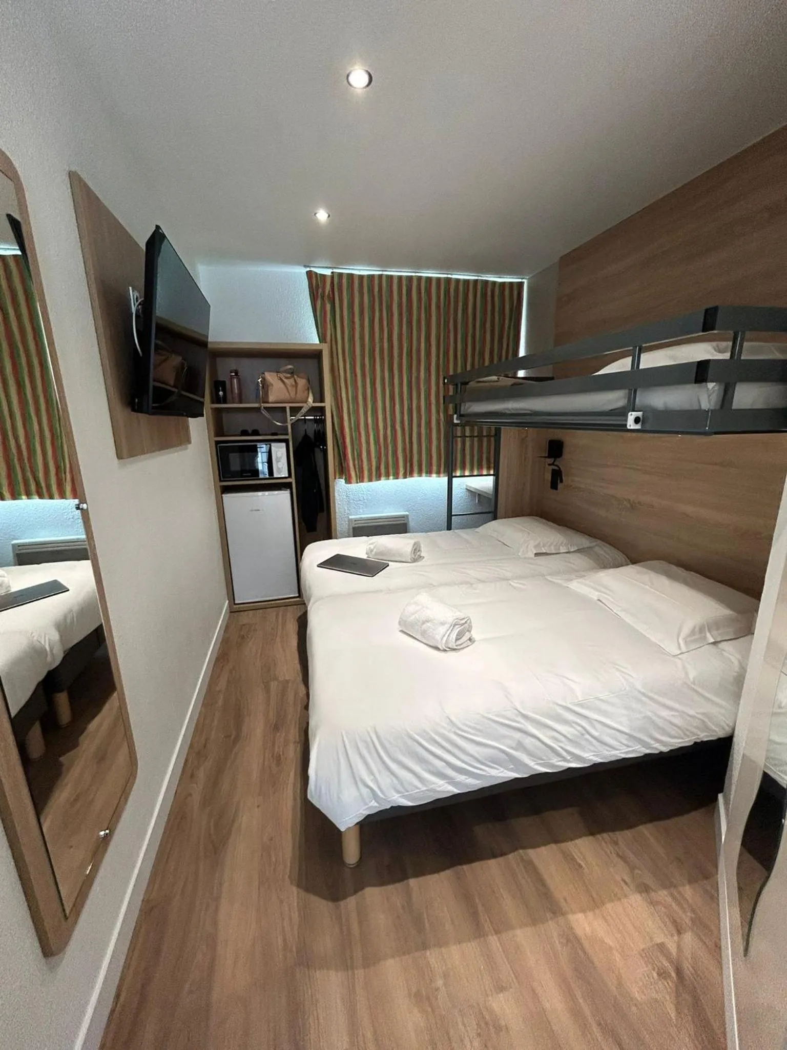 Communal lounge/ TV room, Bed in Hotel Cerise Lens