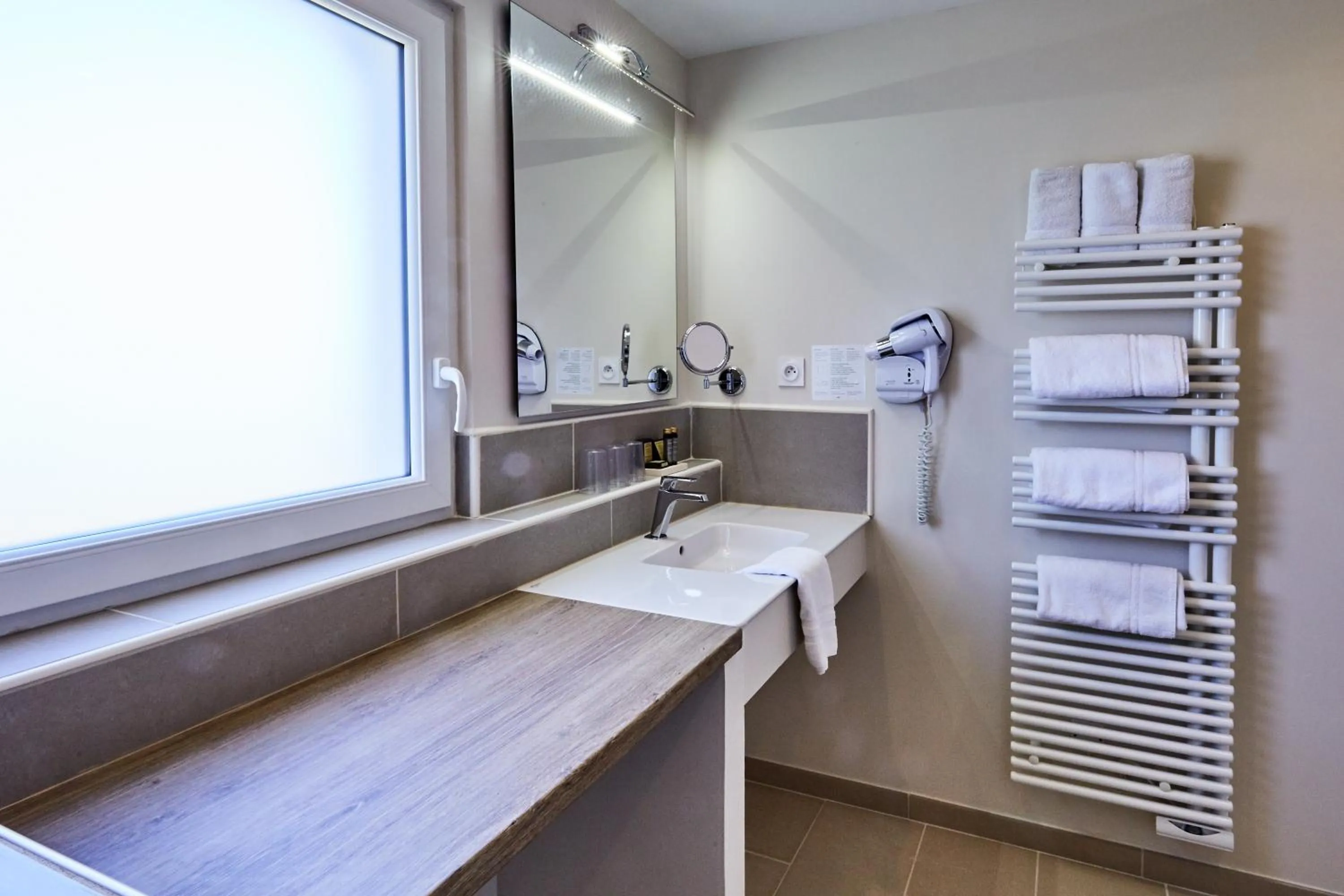 Bathroom in Les Villas d'Arromanches, Teritoria