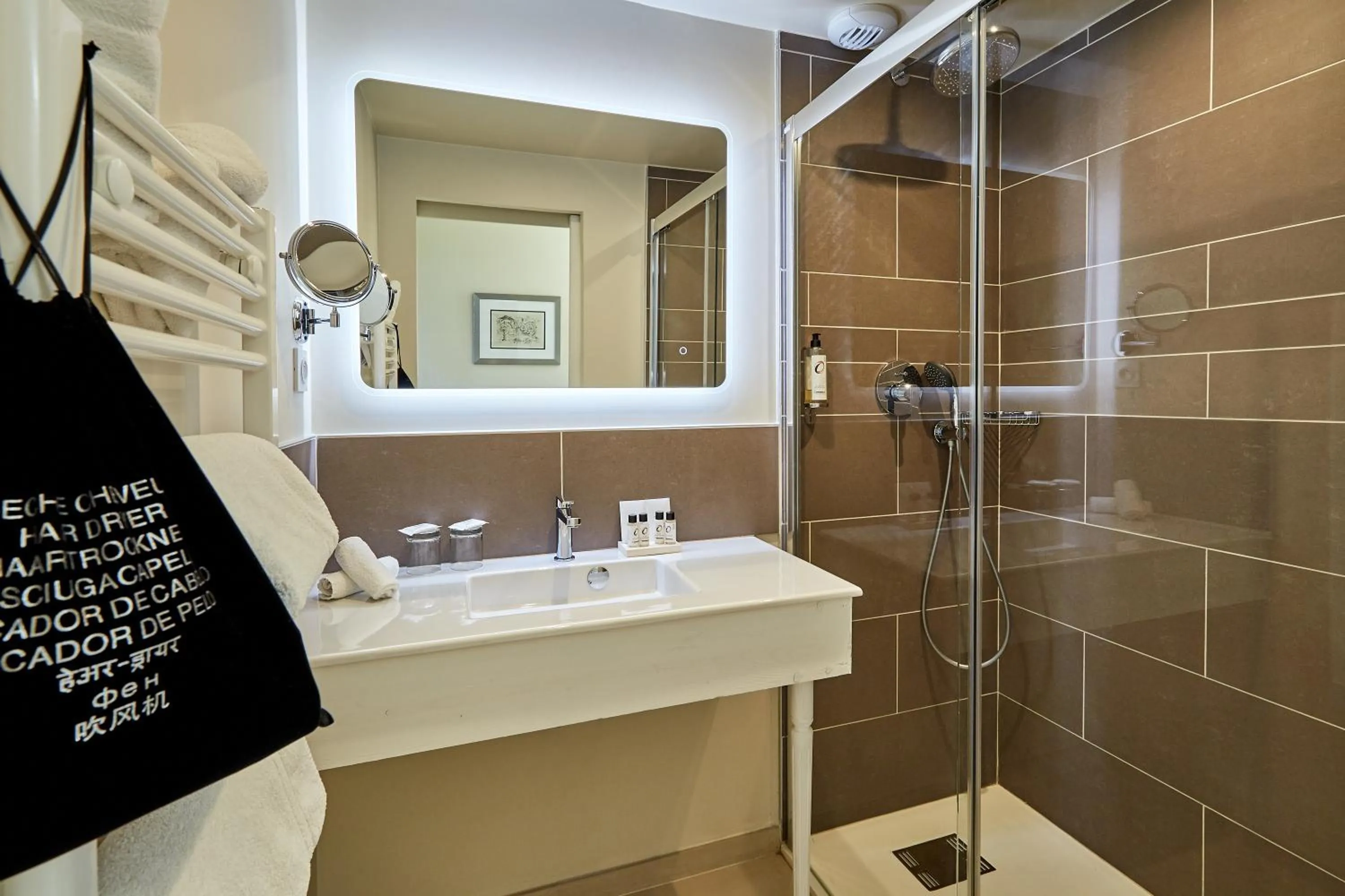 Bathroom in Les Villas d'Arromanches, Teritoria