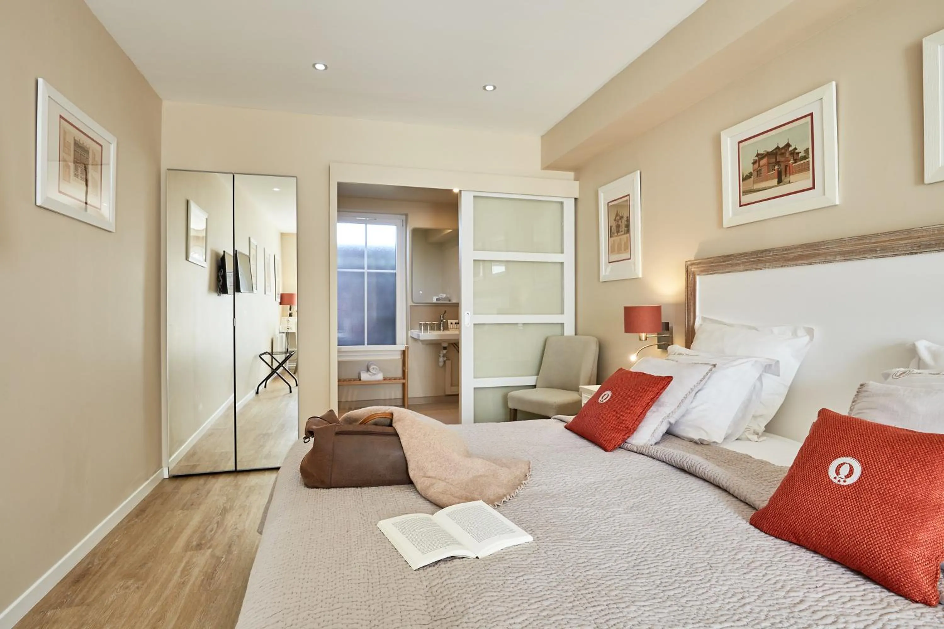 Photo of the whole room, Bed in Les Villas d'Arromanches, Teritoria