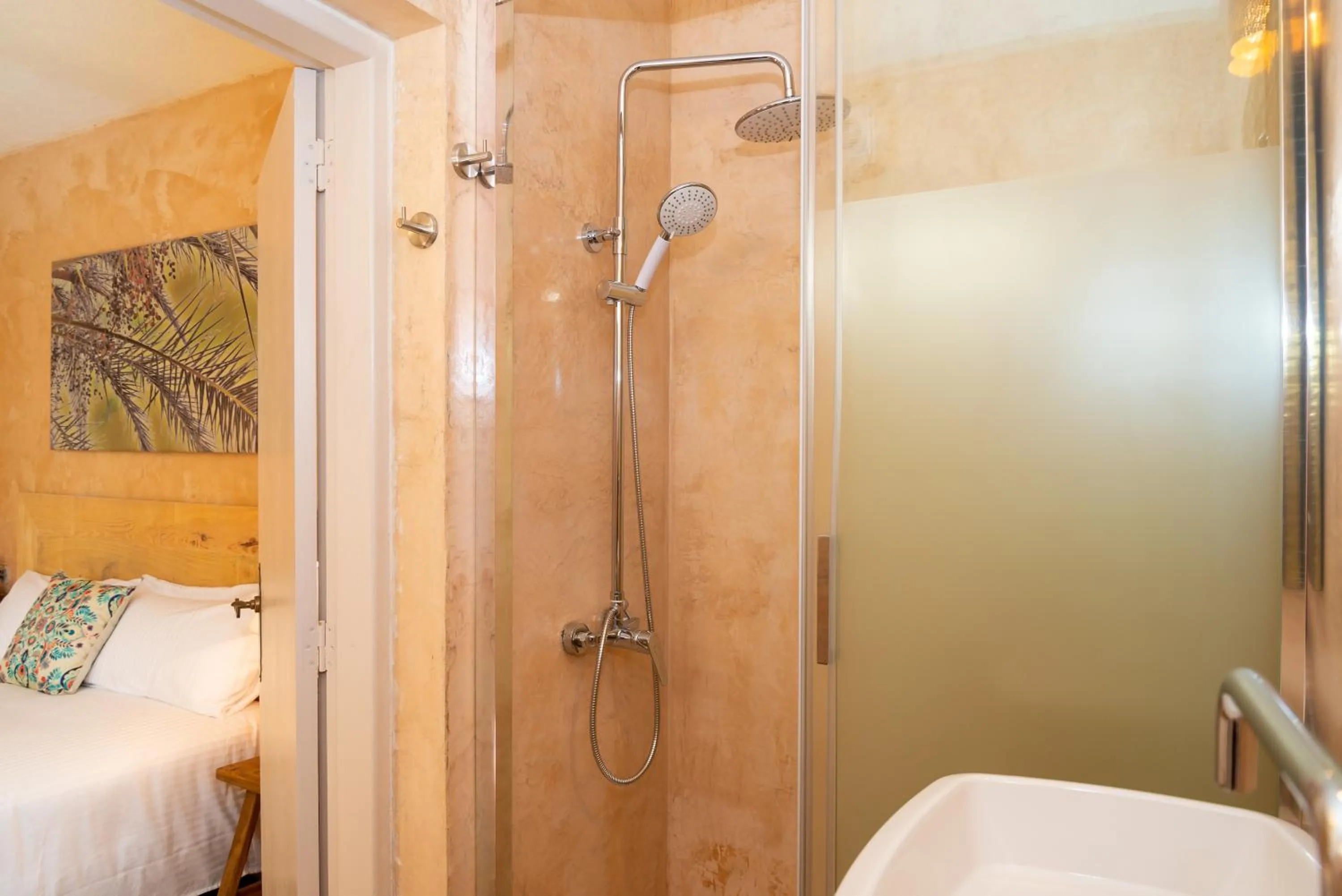 Shower, Bed in El Hotelito del Cotillo - Adults Only