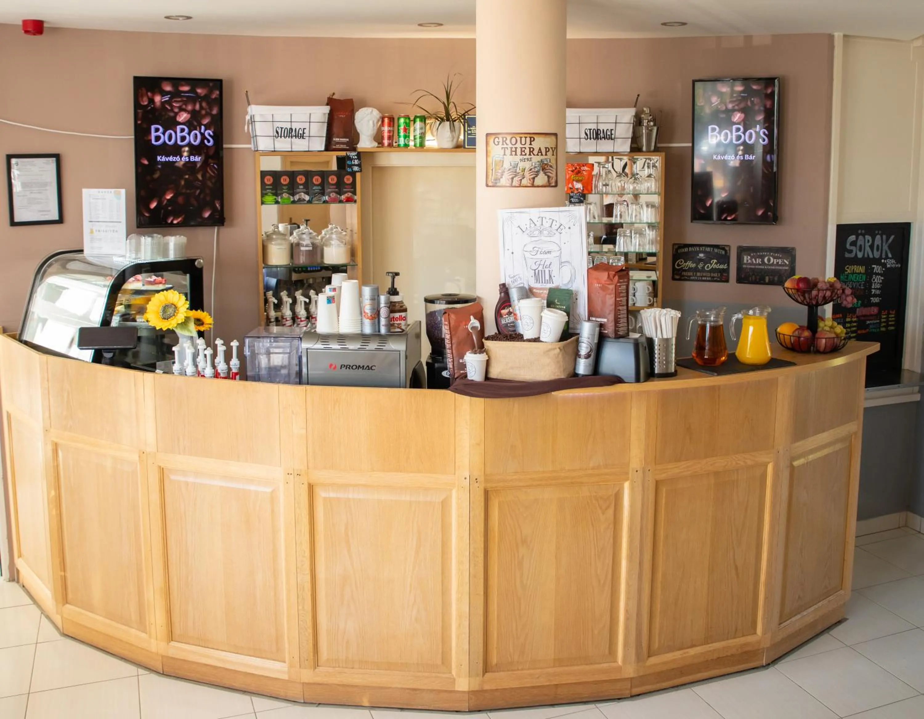 Restaurant/places to eat in Hotel Aqua