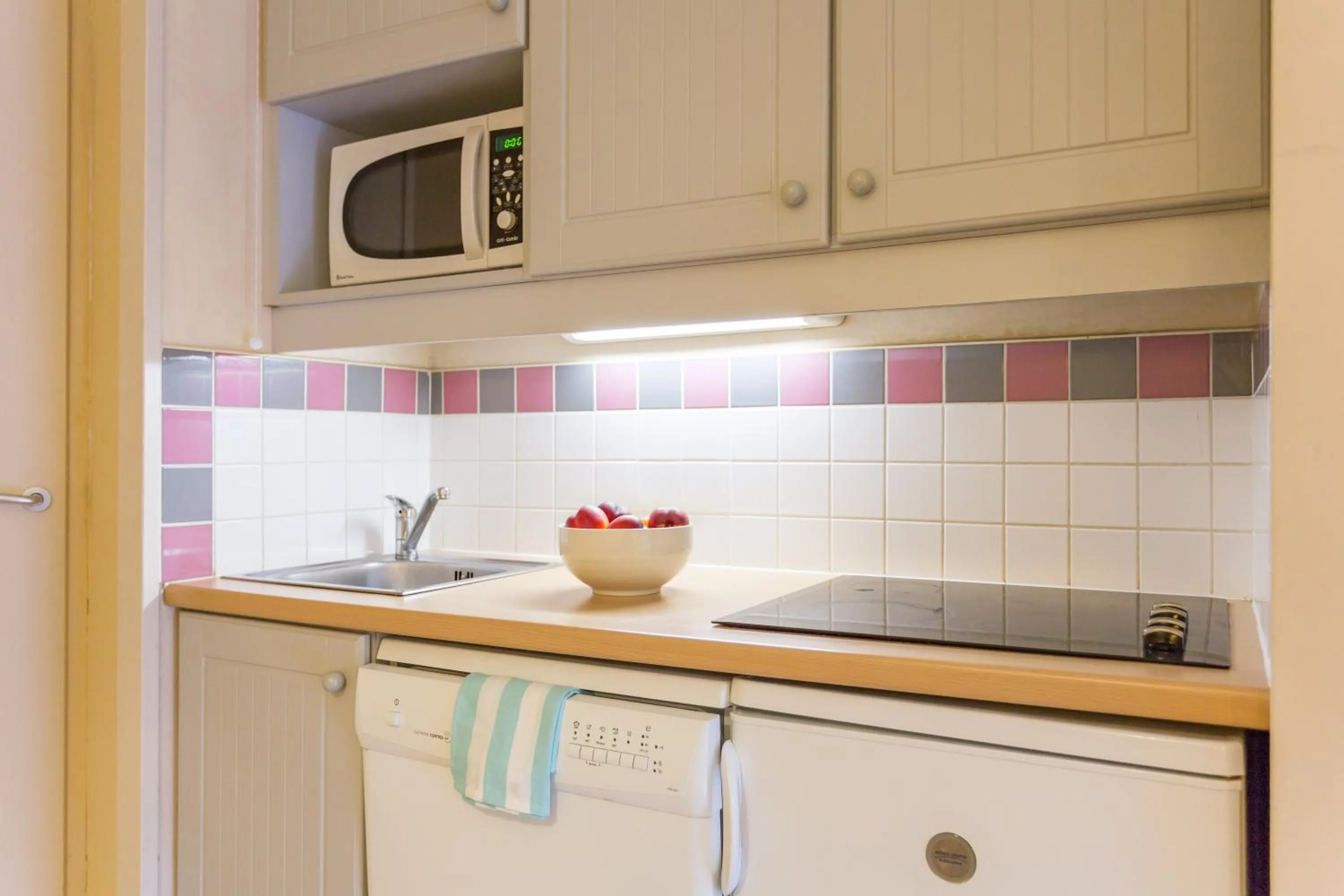 Kitchen or kitchenette in Résidence Pierre & Vacances Les Dunes du Médoc