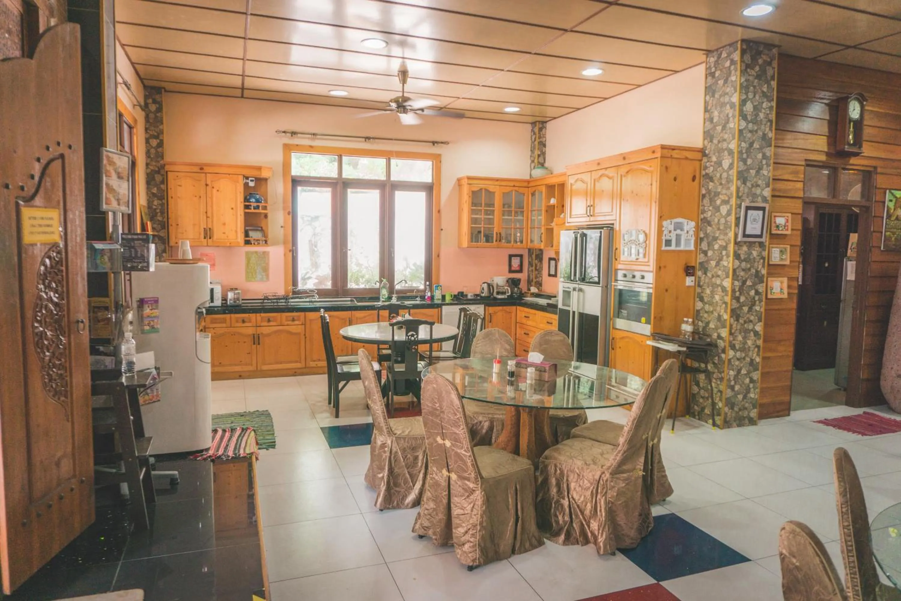 Restaurant/places to eat in Lost Paradise Resort