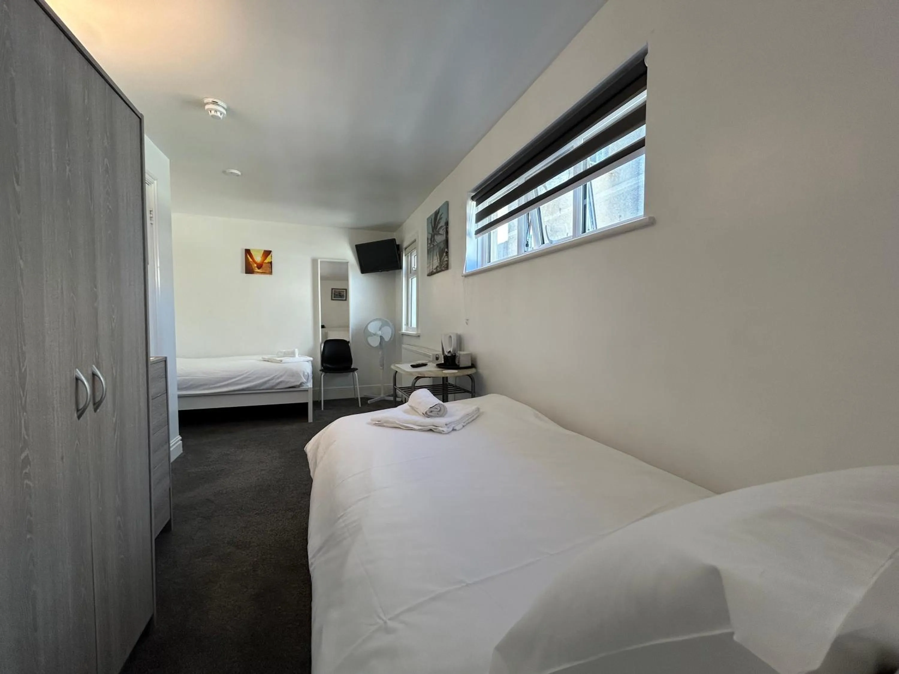 Bedroom, Bed in The Royal Clarence Hotel (on the Seafront)