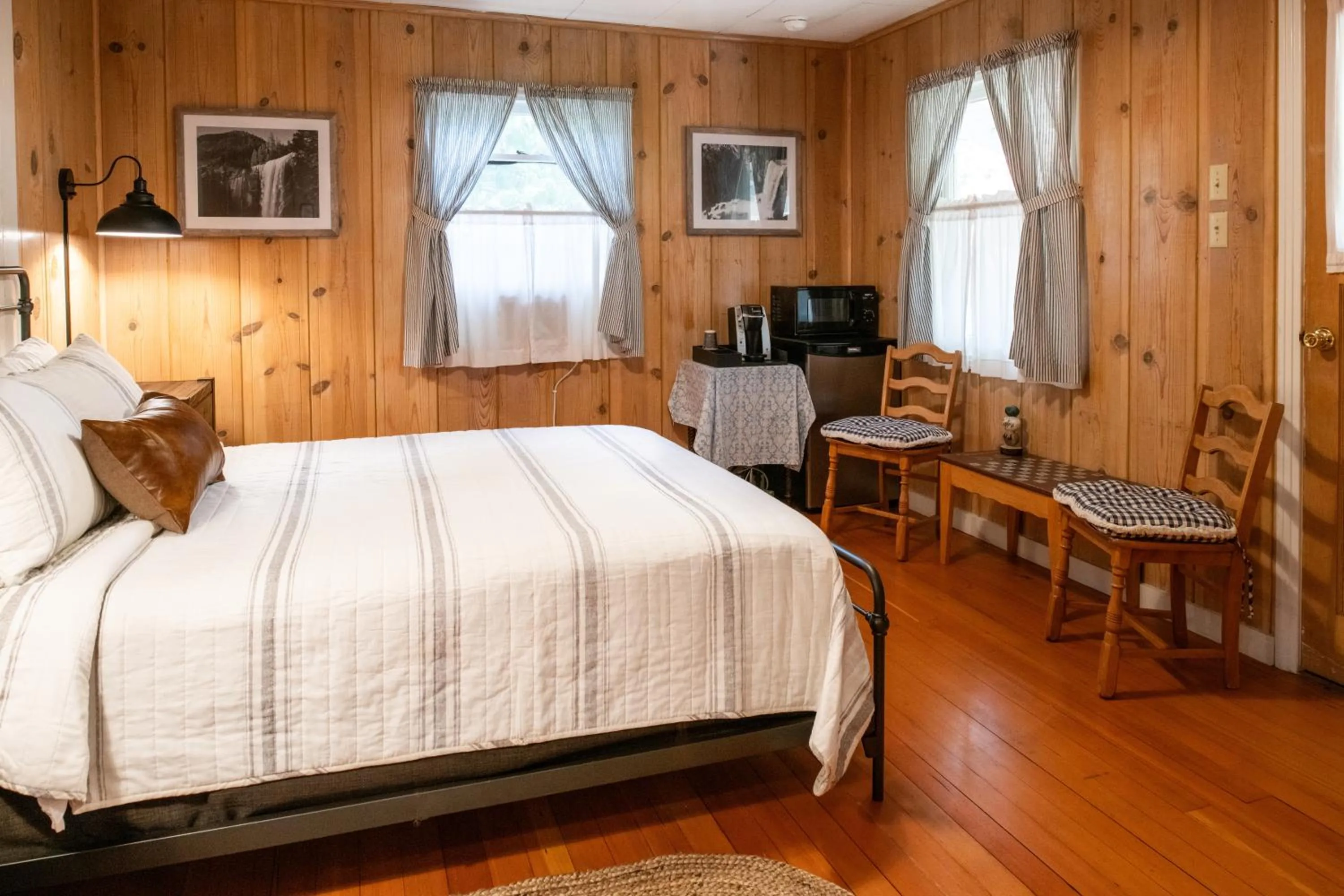 hair dresser, Bed in Inn at Sugar Pine Ranch