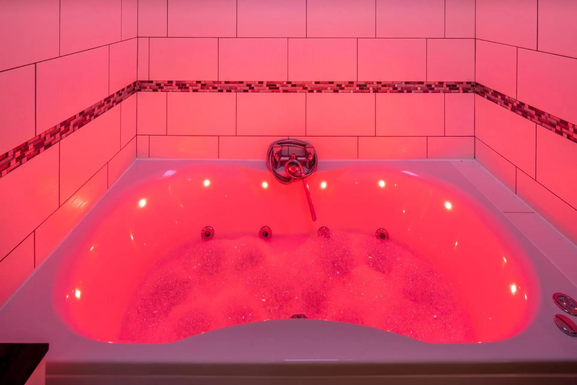 Hot Tub in The Railway Inn MK - Victorian 3-Bedroom Home with Sauna, Jacuzzi Bath, FAST WI-FI & Free Parking