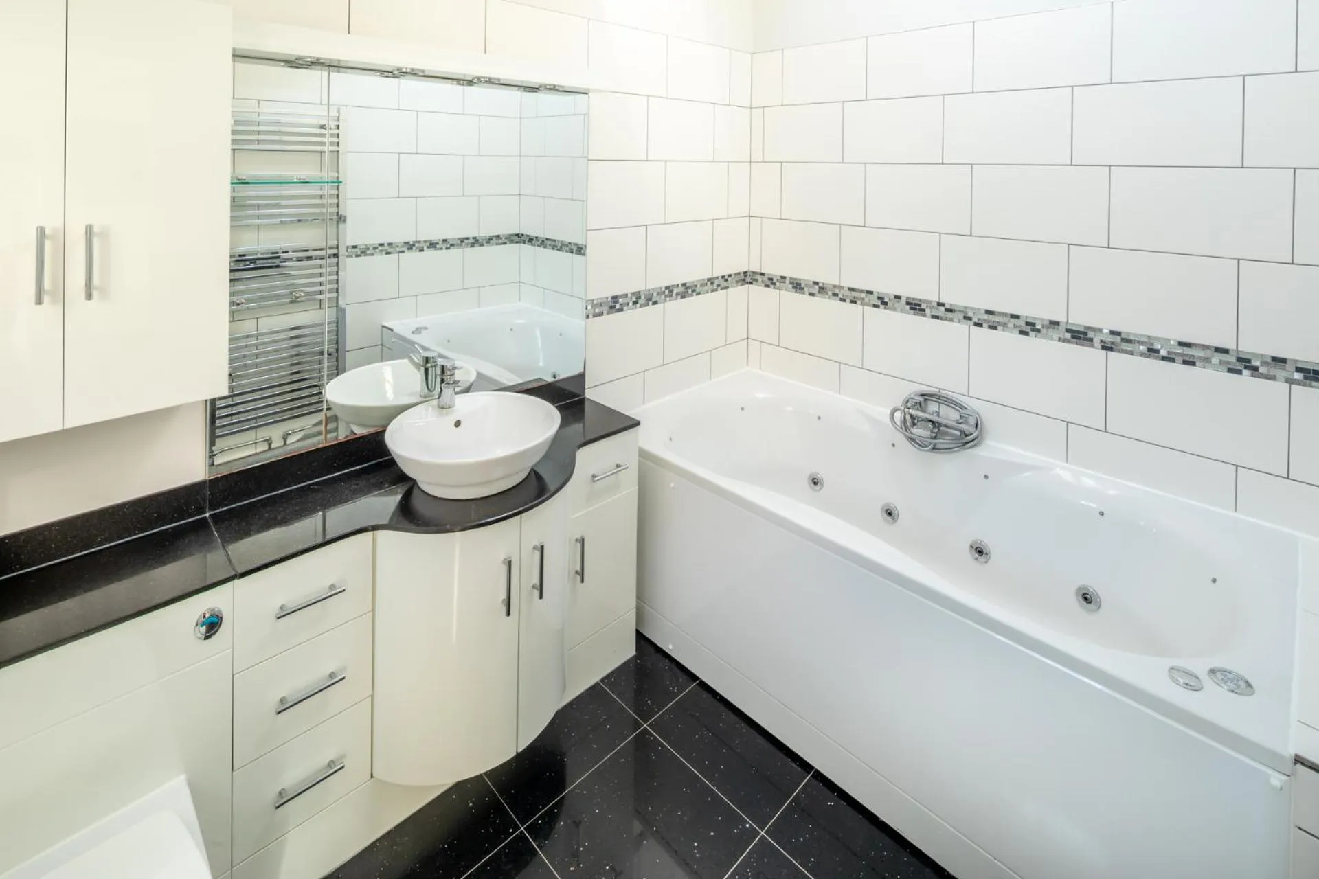 Bathroom in The Railway Inn MK - Victorian 3-Bedroom Home with Sauna, Jacuzzi Bath, FAST WI-FI & Free Parking