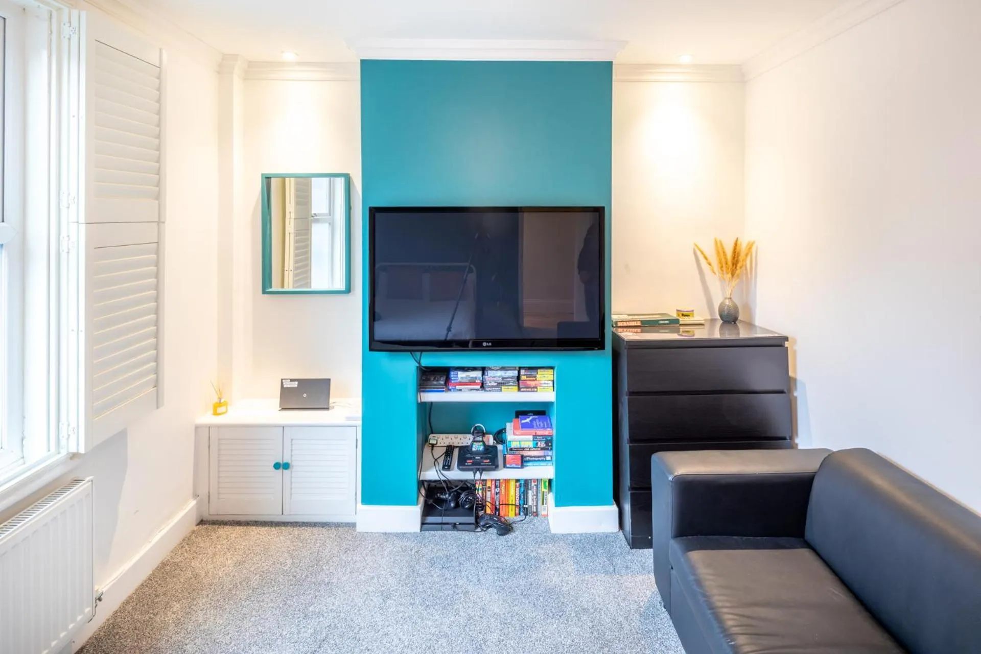 TV and multimedia in The Railway Inn MK - Victorian 3-Bedroom Home with Sauna, Jacuzzi Bath, FAST WI-FI & Free Parking