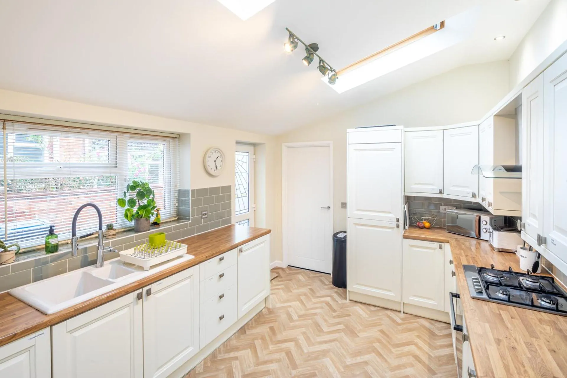 Kitchen or kitchenette in The Railway Inn MK - Victorian 3-Bedroom Home with Sauna, Jacuzzi Bath, FAST WI-FI & Free Parking