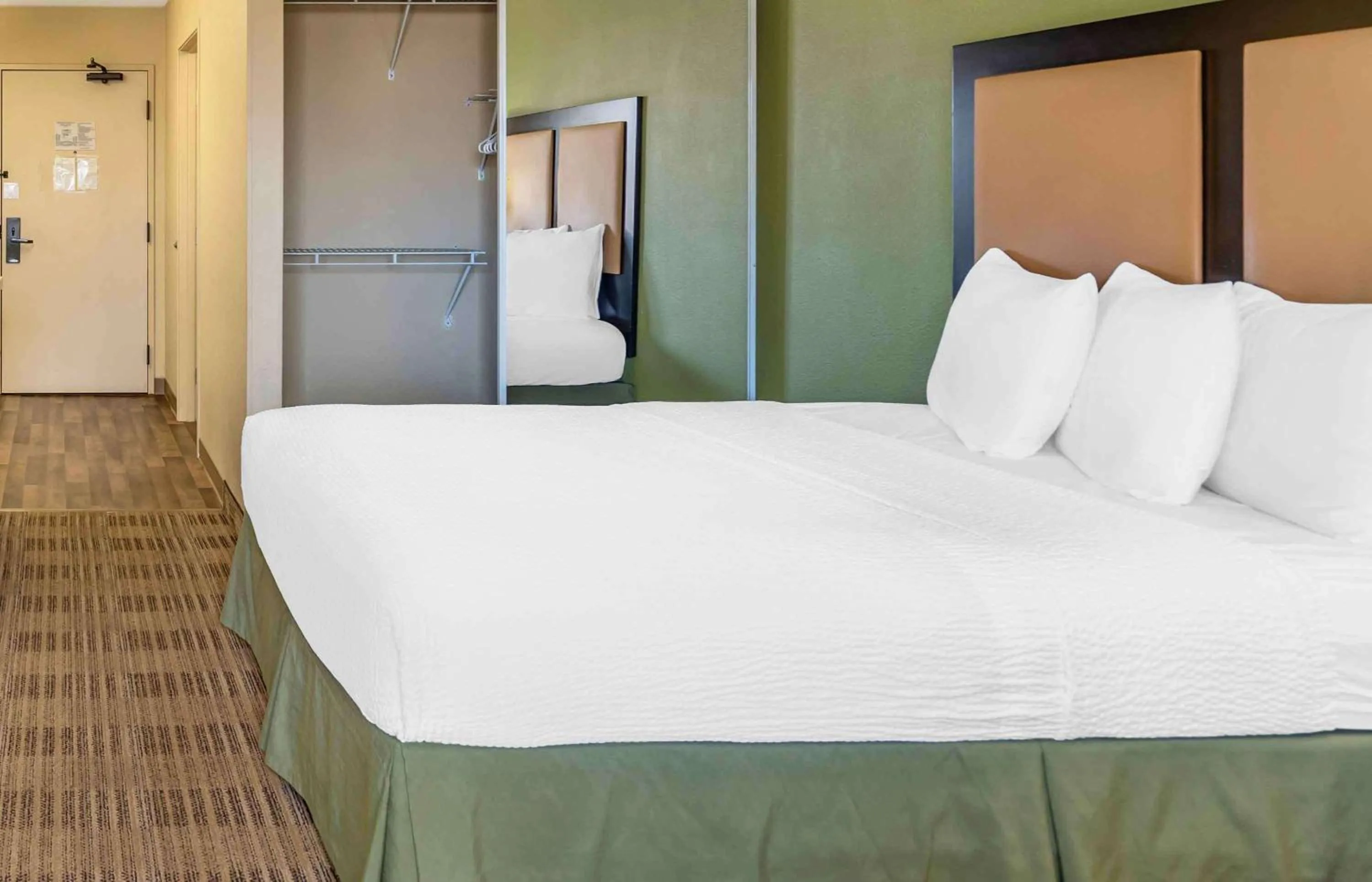 Bedroom, Bed in Extended Stay America Select Suites - Chicago - Naperville - East