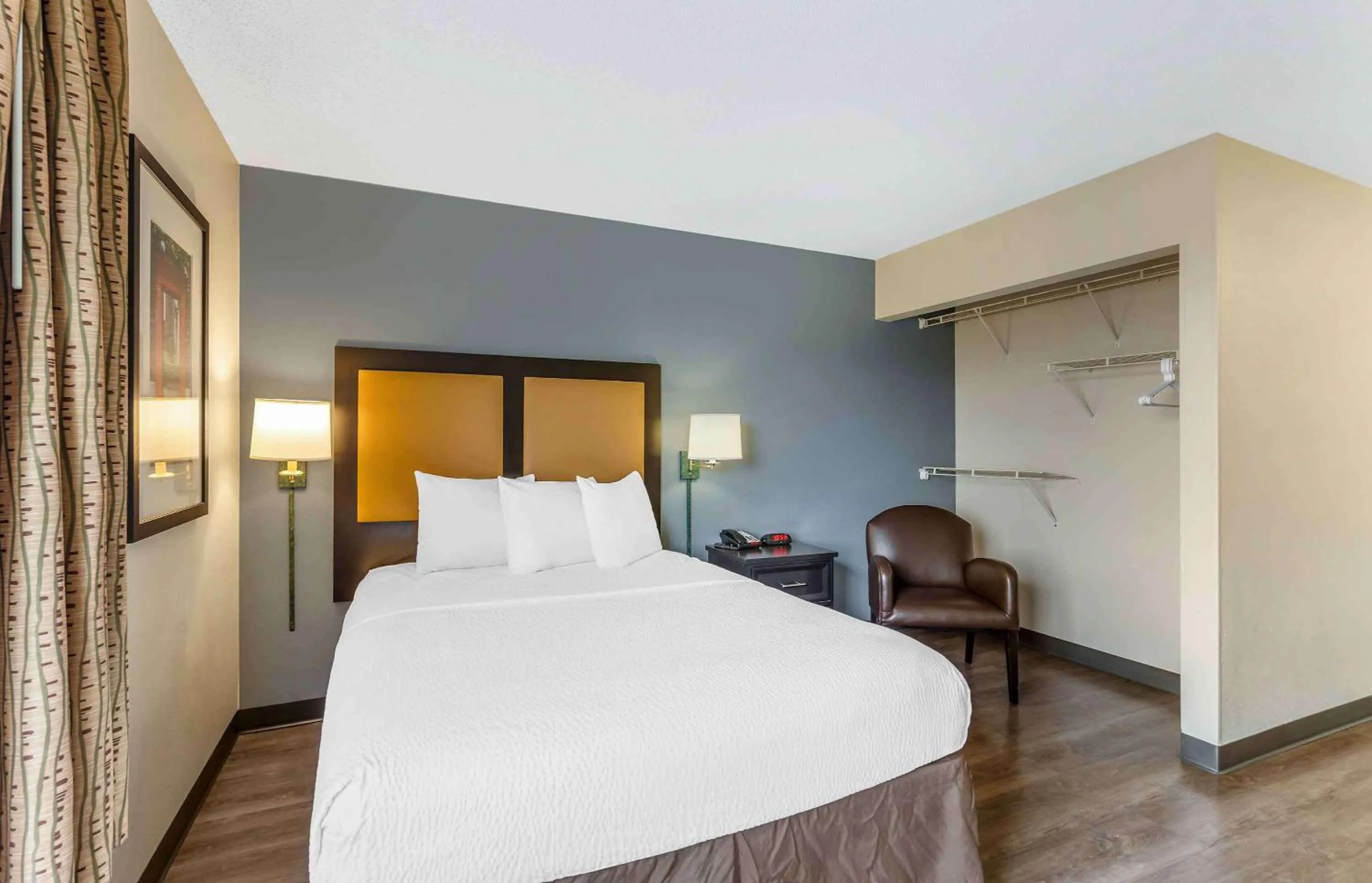 Bedroom, Bed in Extended Stay America Select Suites - Chicago - Naperville - East