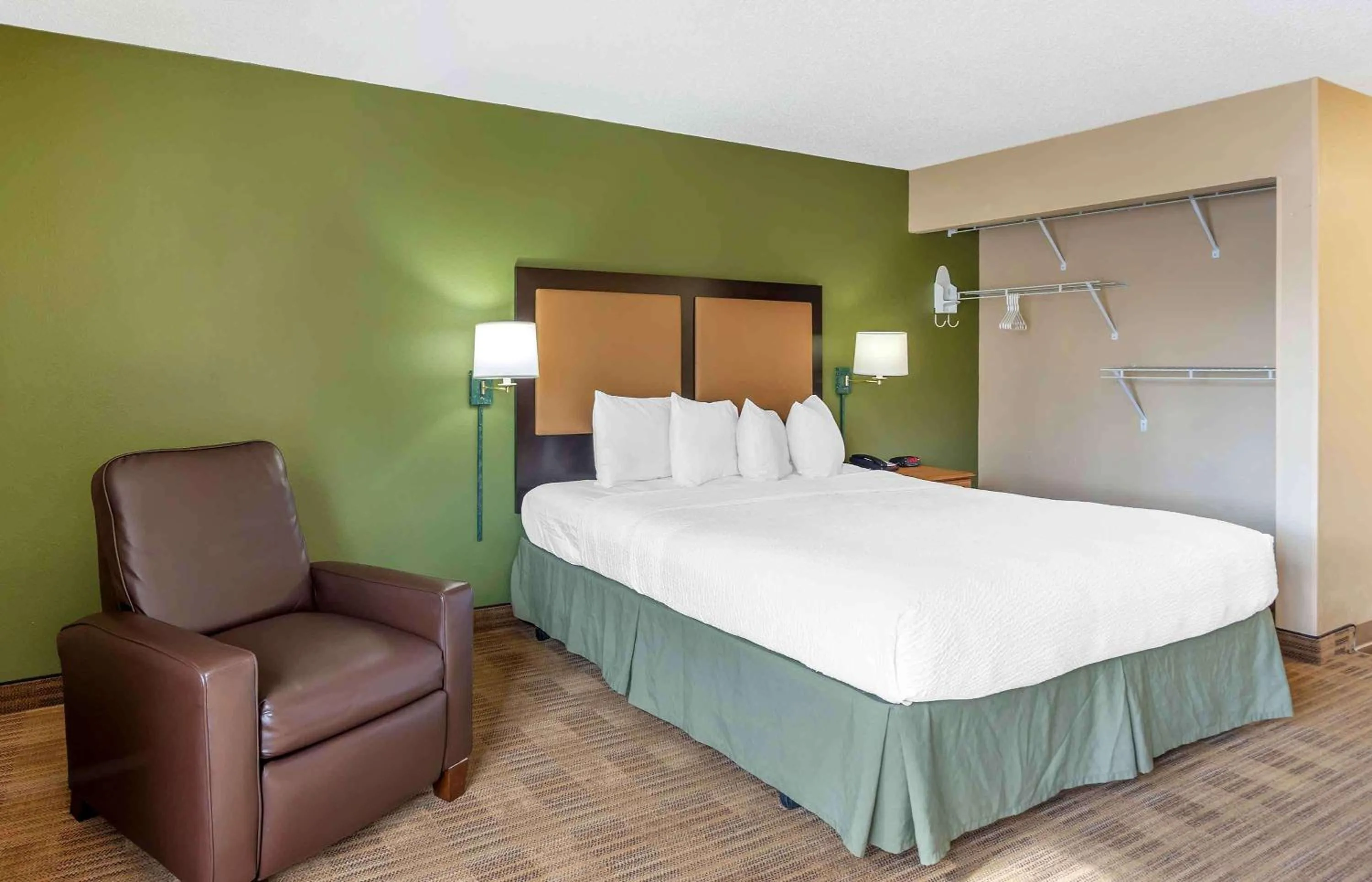 Bedroom, Bed in Extended Stay America Select Suites - Chicago - Naperville - East