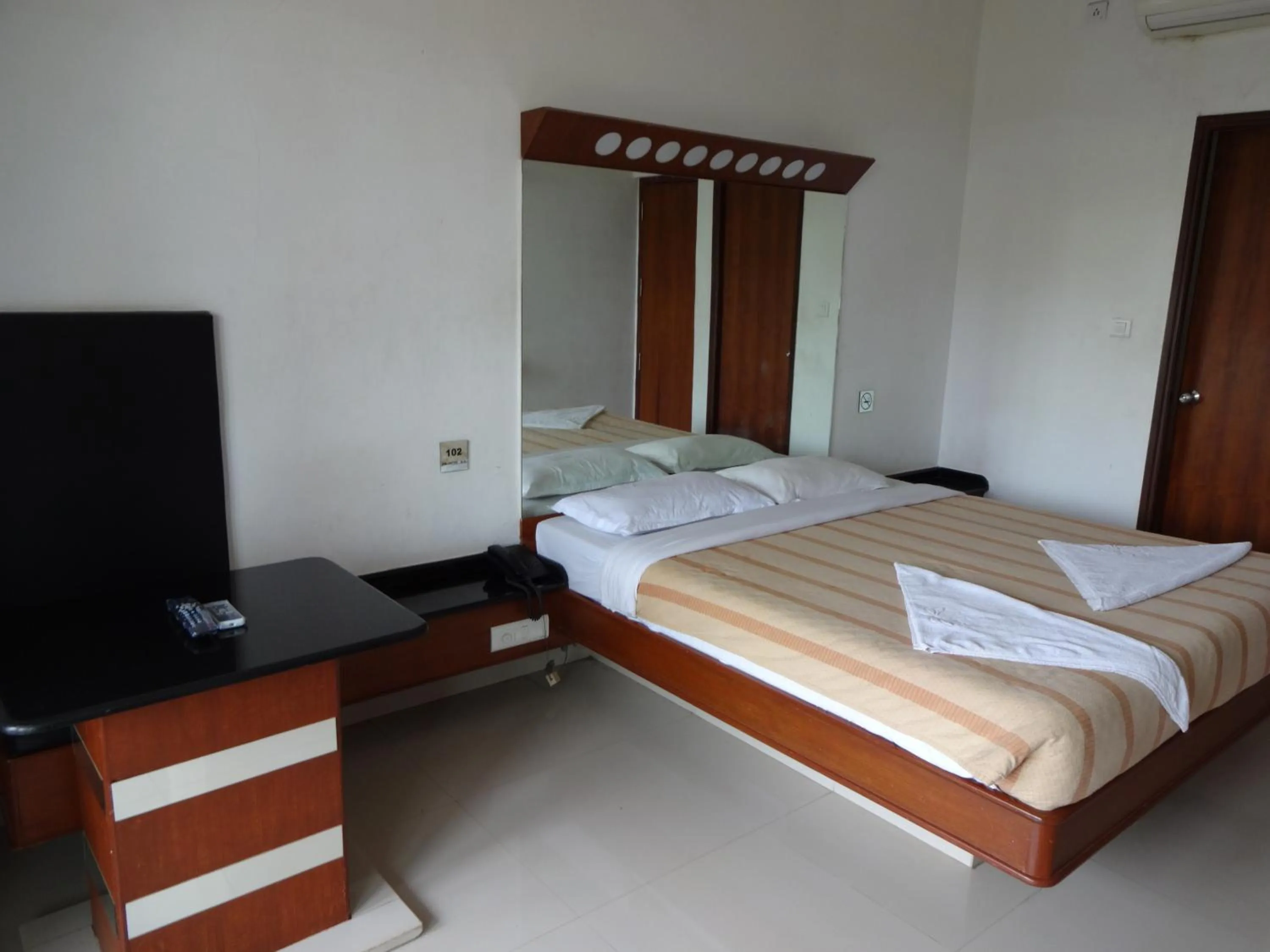 Photo of the whole room, Bed in Lotus Bay View Hotel