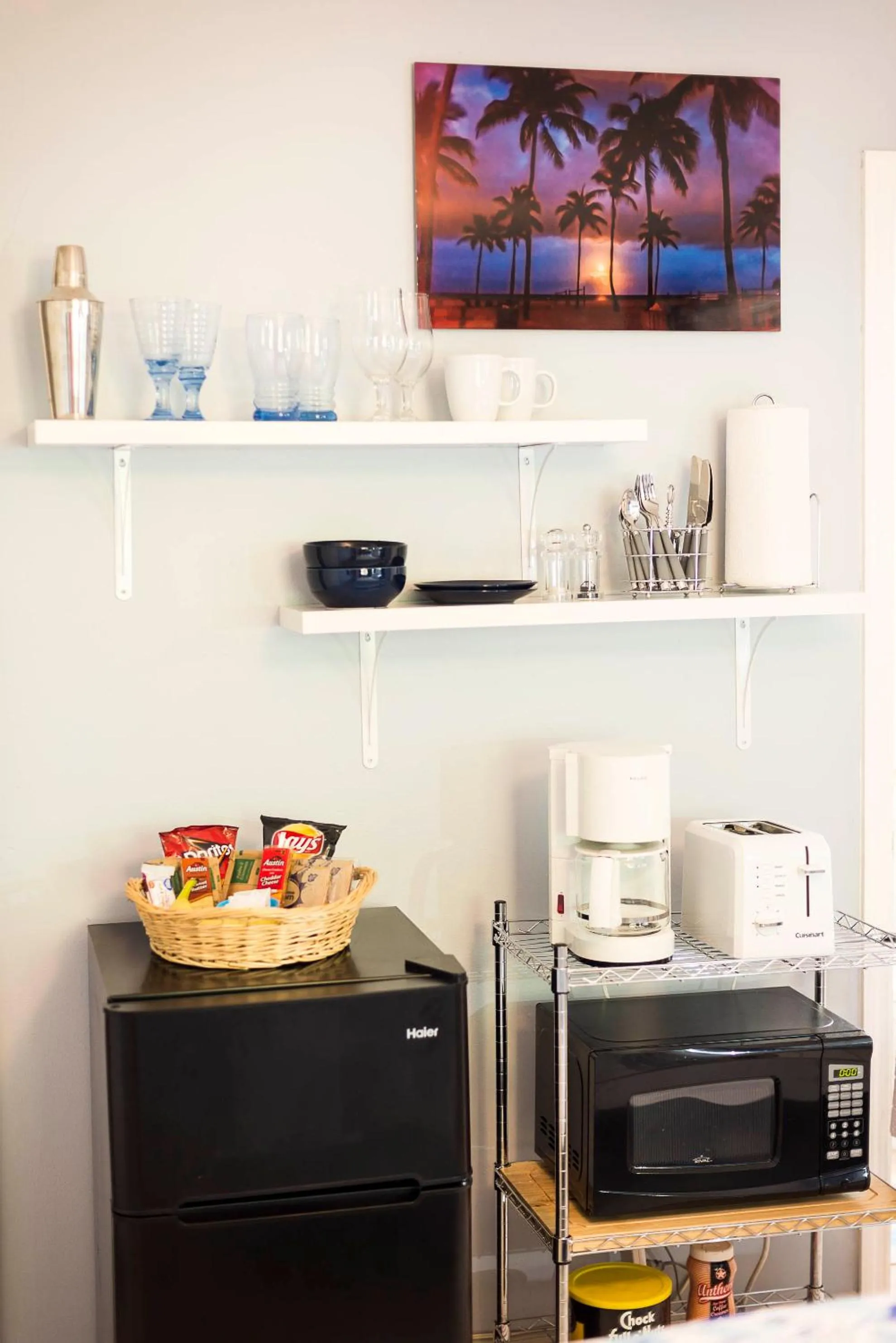 Kitchen or kitchenette in The Blue Door Inn