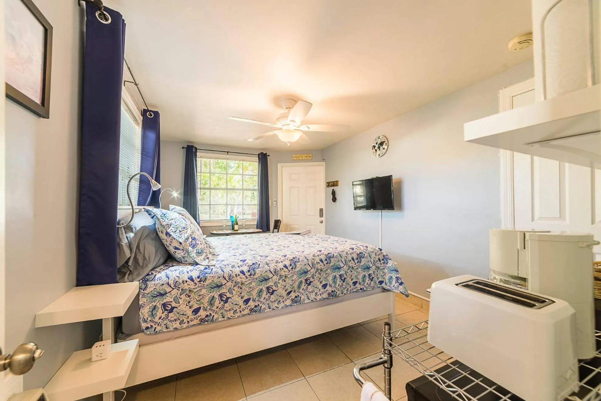 Photo of the whole room, Bed in The Blue Door Inn