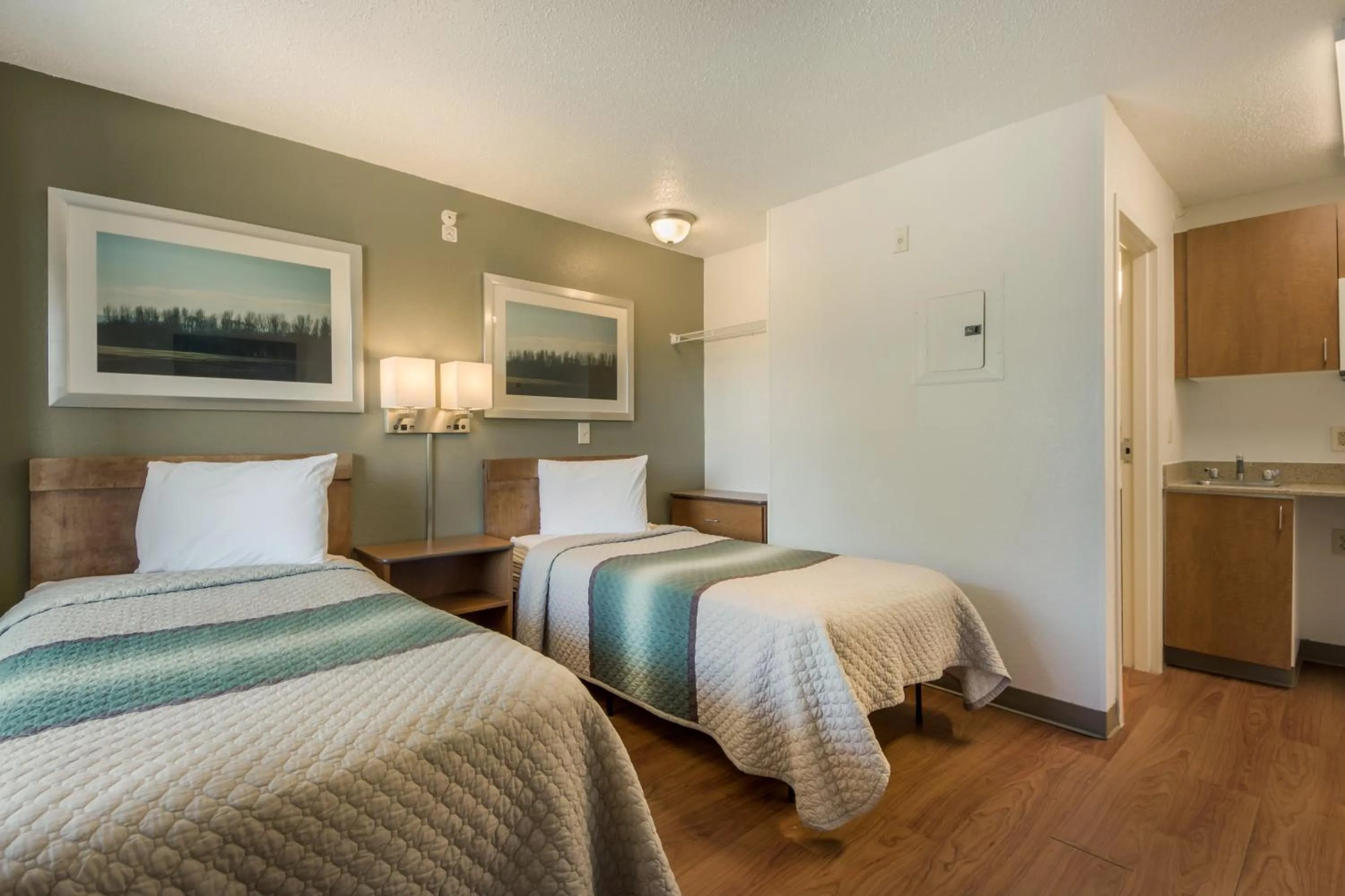 Photo of the whole room, Bed in HomeTowne Studios by Red Roof Dallas - Mesquite