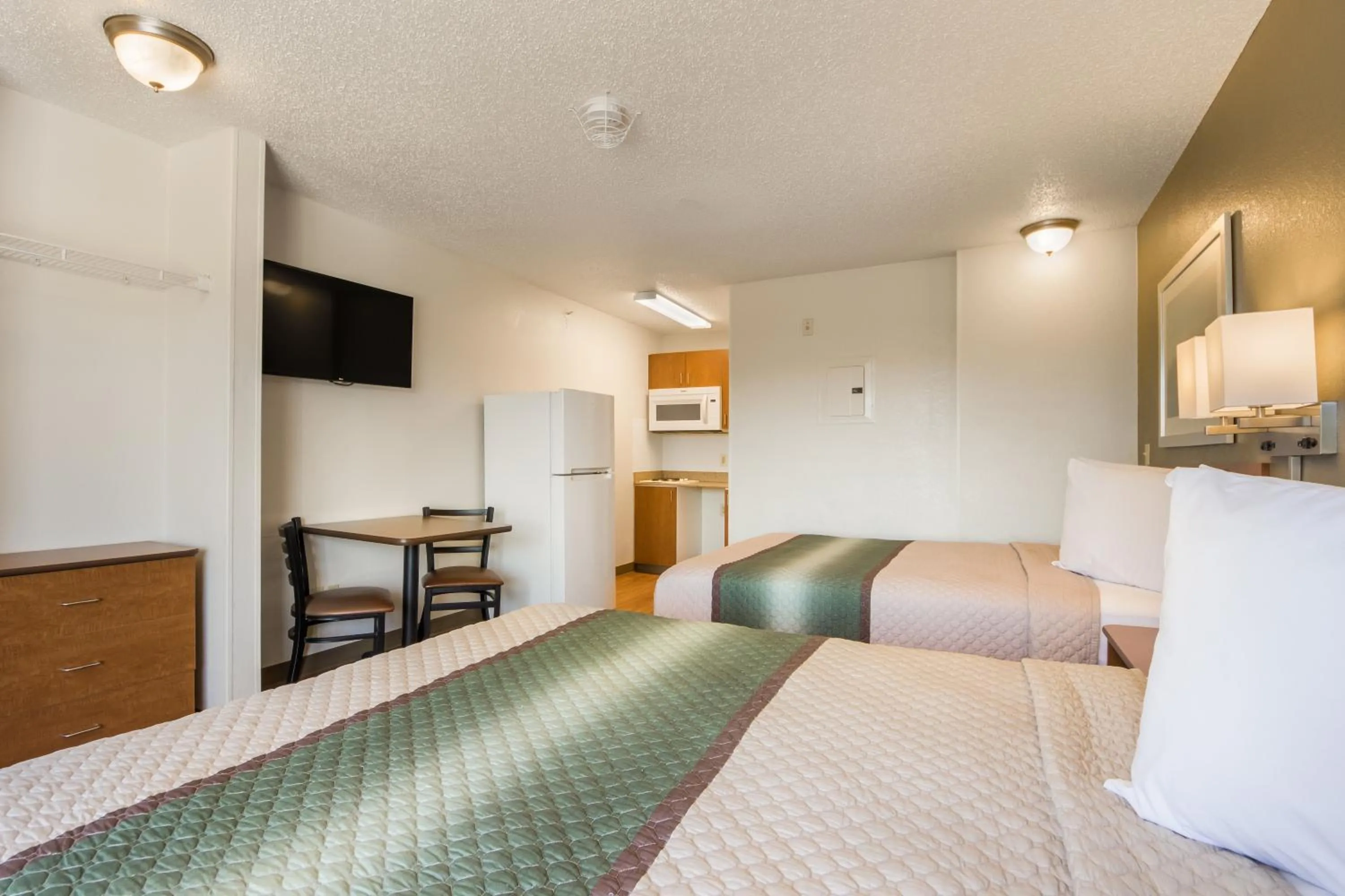 Photo of the whole room, Bed in HomeTowne Studios by Red Roof Dallas - Mesquite