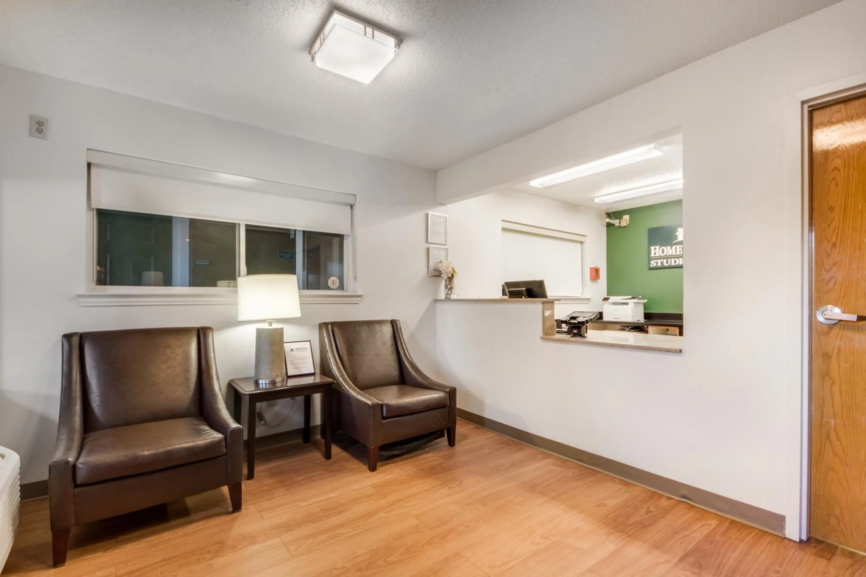 Lobby or reception in HomeTowne Studios by Red Roof Dallas - Mesquite