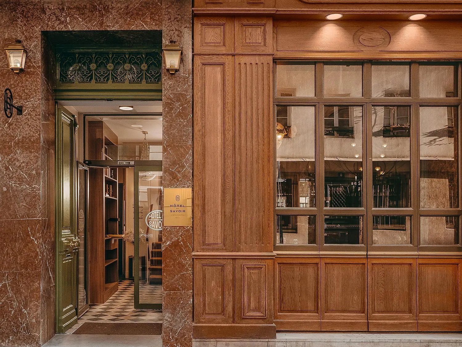 Facade/entrance in Hôtel du Savoir