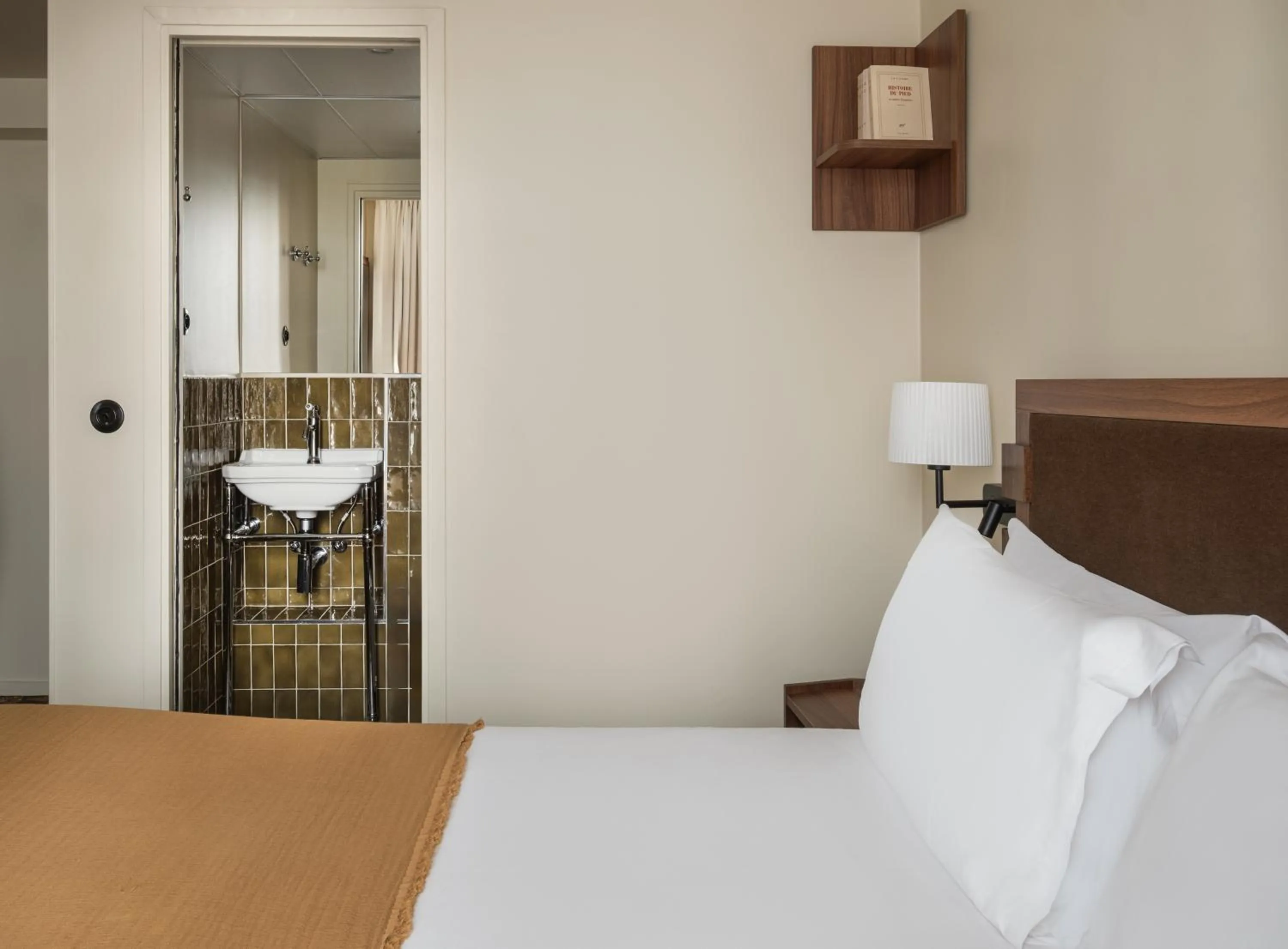 Photo of the whole room, Bed in Le Petit Belloy