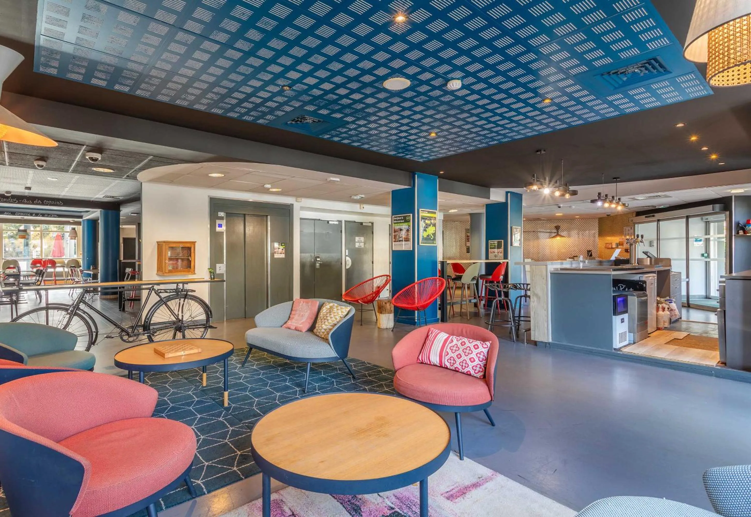 Seating area in B&B HOTEL Marseille Bonneveine