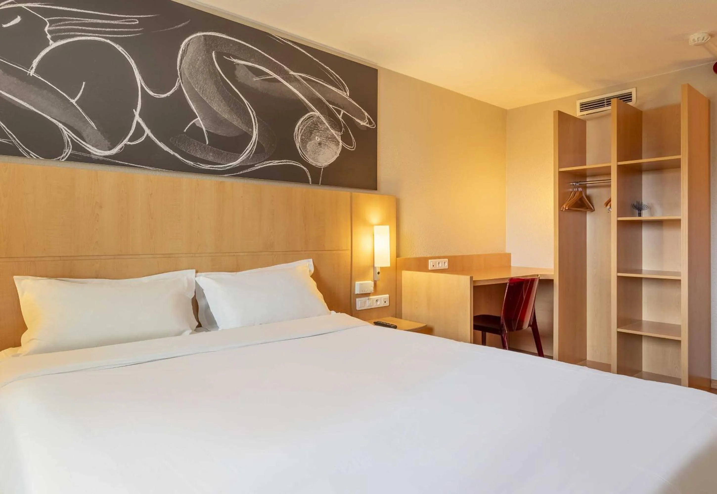 Bedroom, Bed in B&B HOTEL Marseille Bonneveine