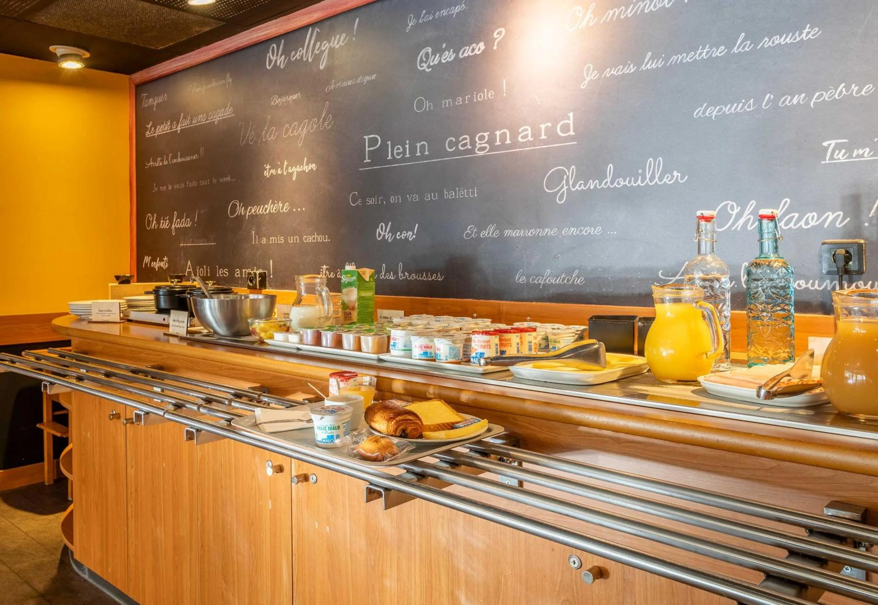 Buffet breakfast in B&B HOTEL Marseille Bonneveine