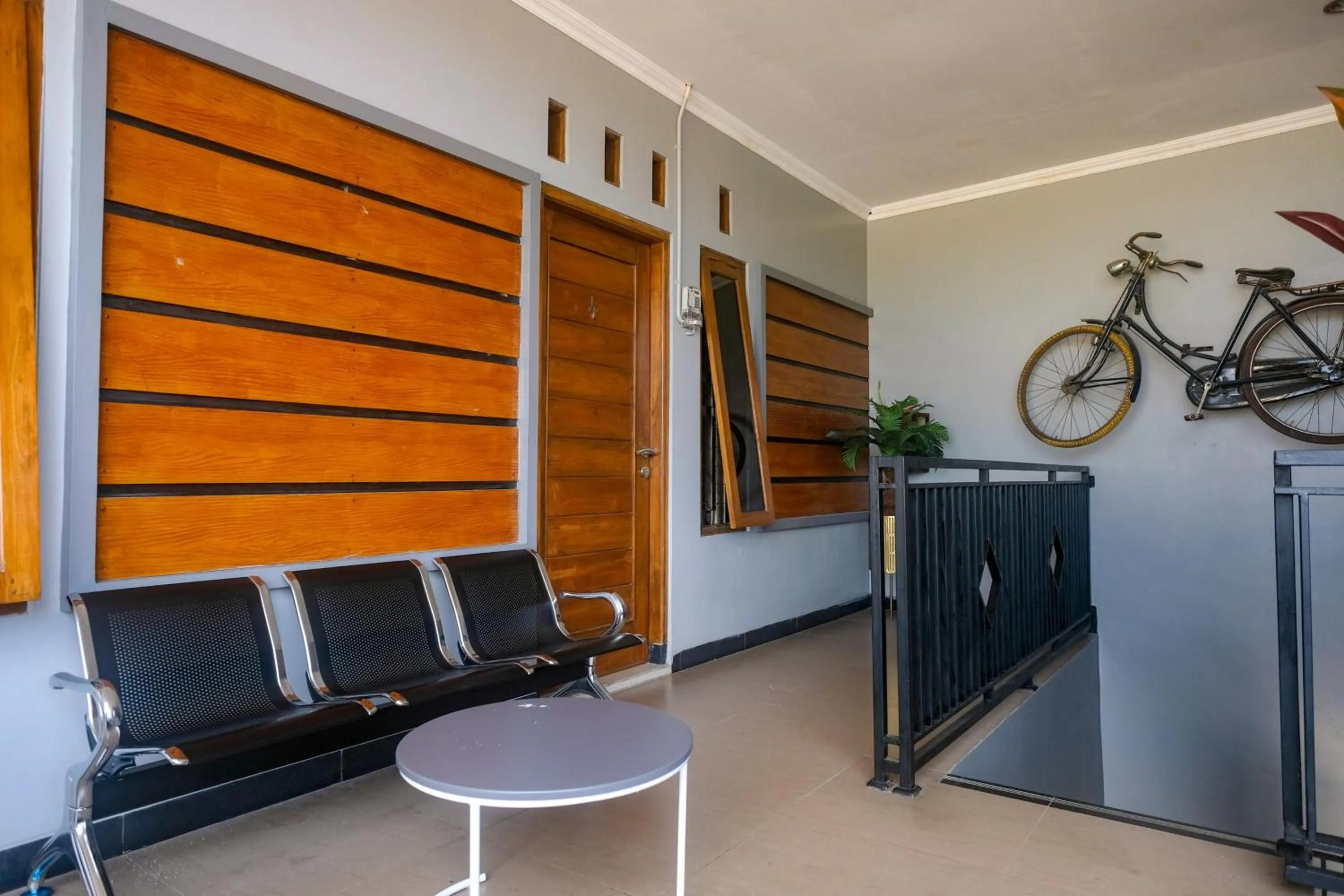 Seating area in Al Abror Homestay Mandala Krida Mitra RedDoorz