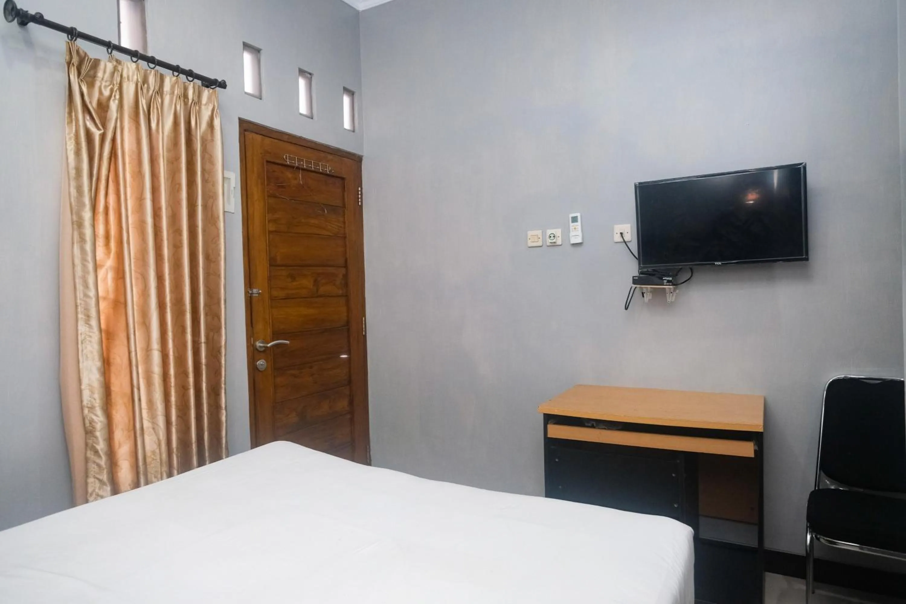 Bedroom, Bed in Al Abror Homestay Mandala Krida Mitra RedDoorz