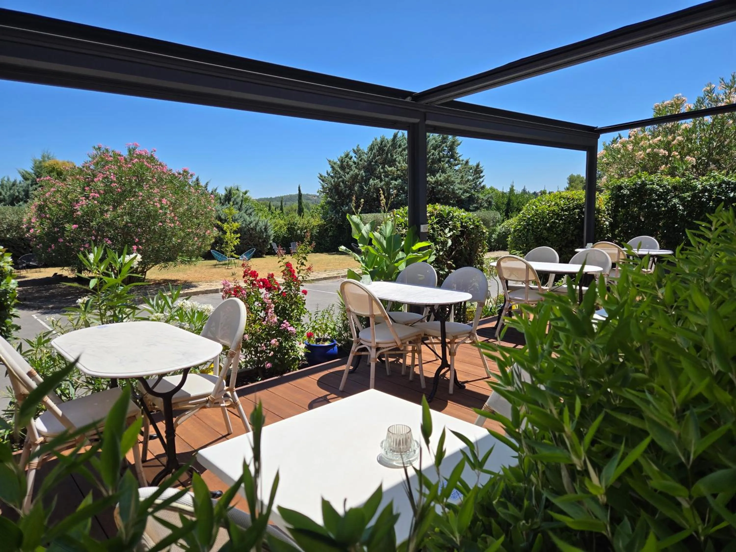 Patio in Hôtel Le SAINT-GENIÈS