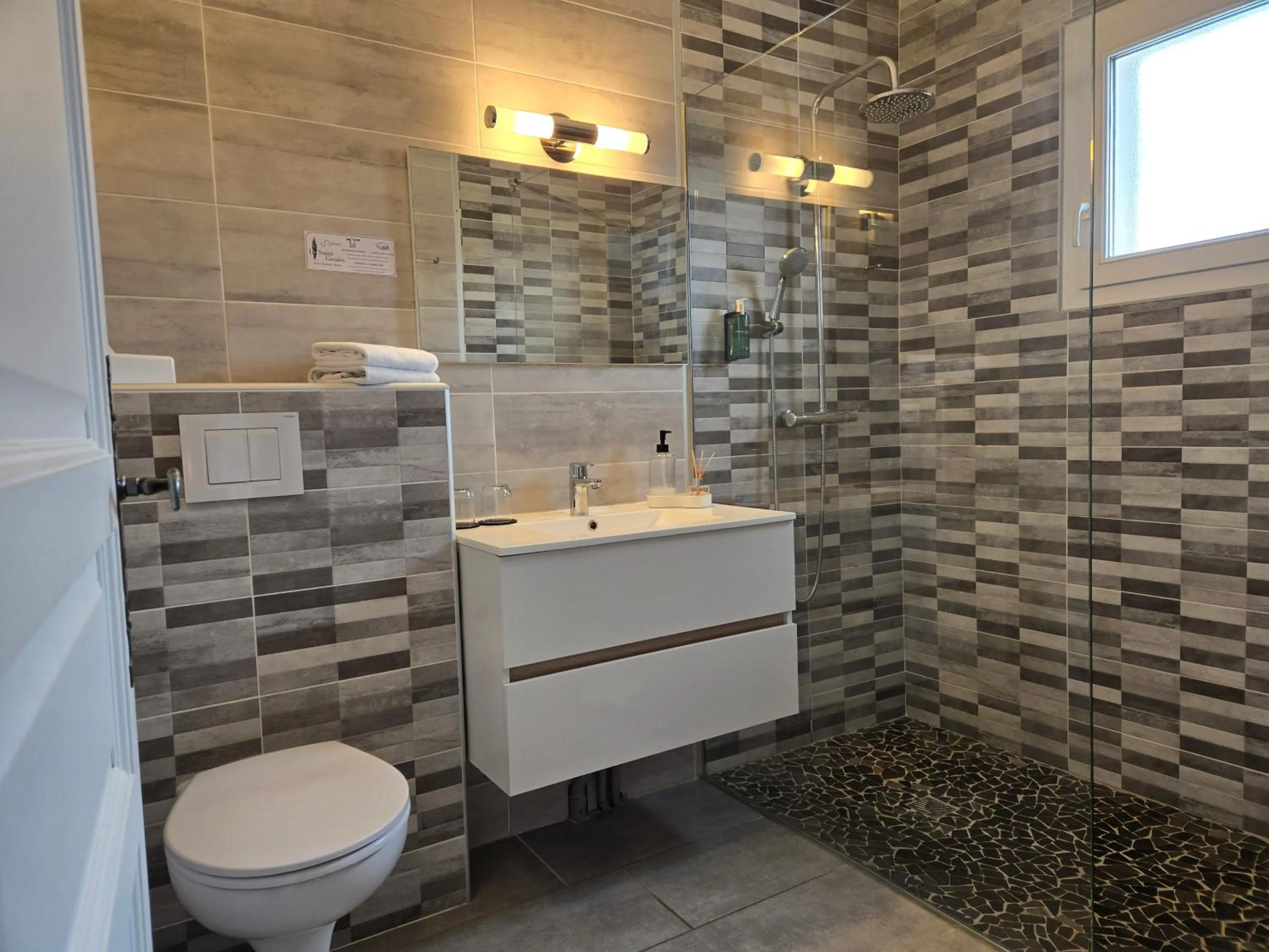 Bathroom in Hôtel Le SAINT-GENIÈS