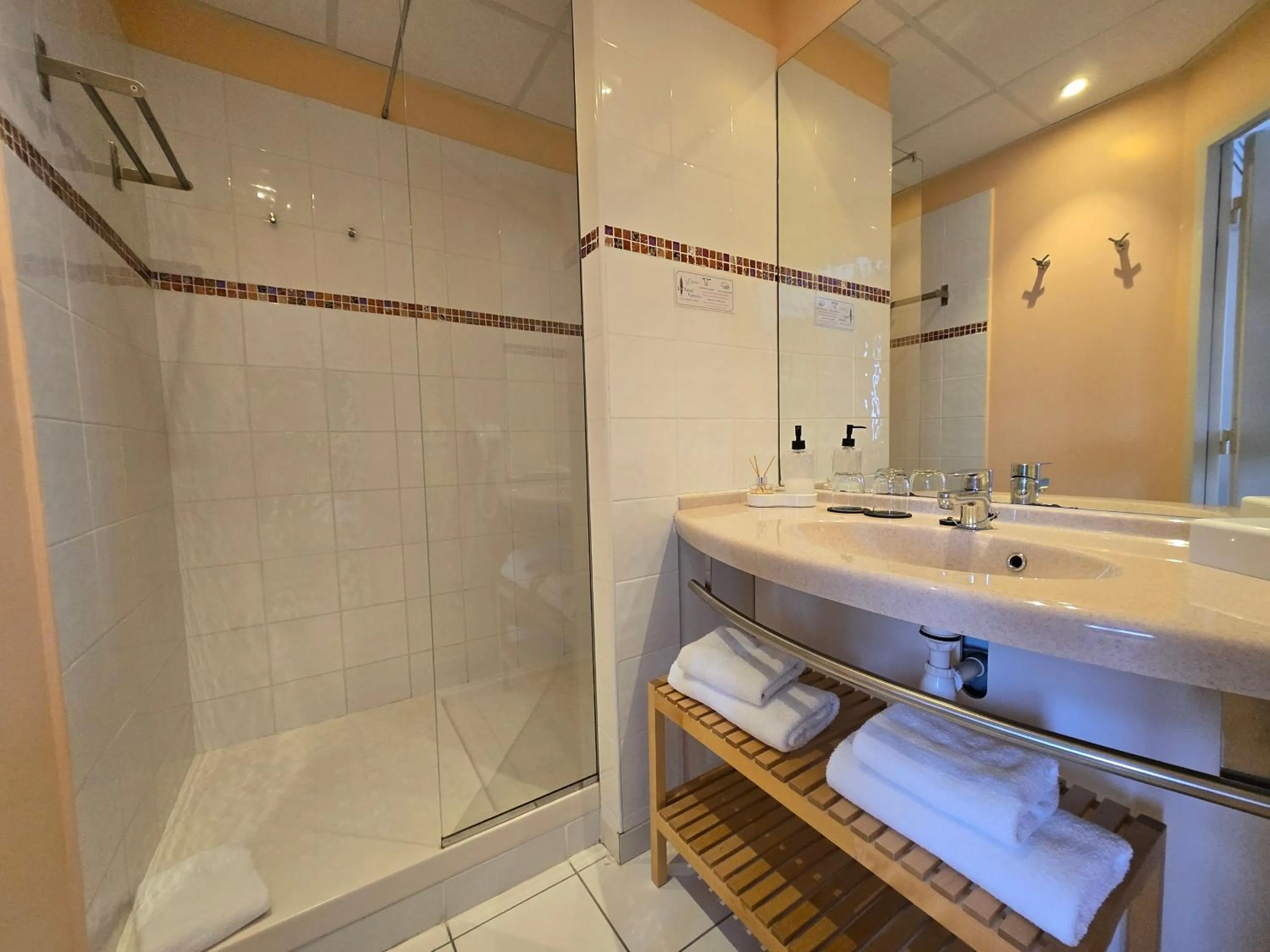 Bathroom in Hôtel Le SAINT-GENIÈS