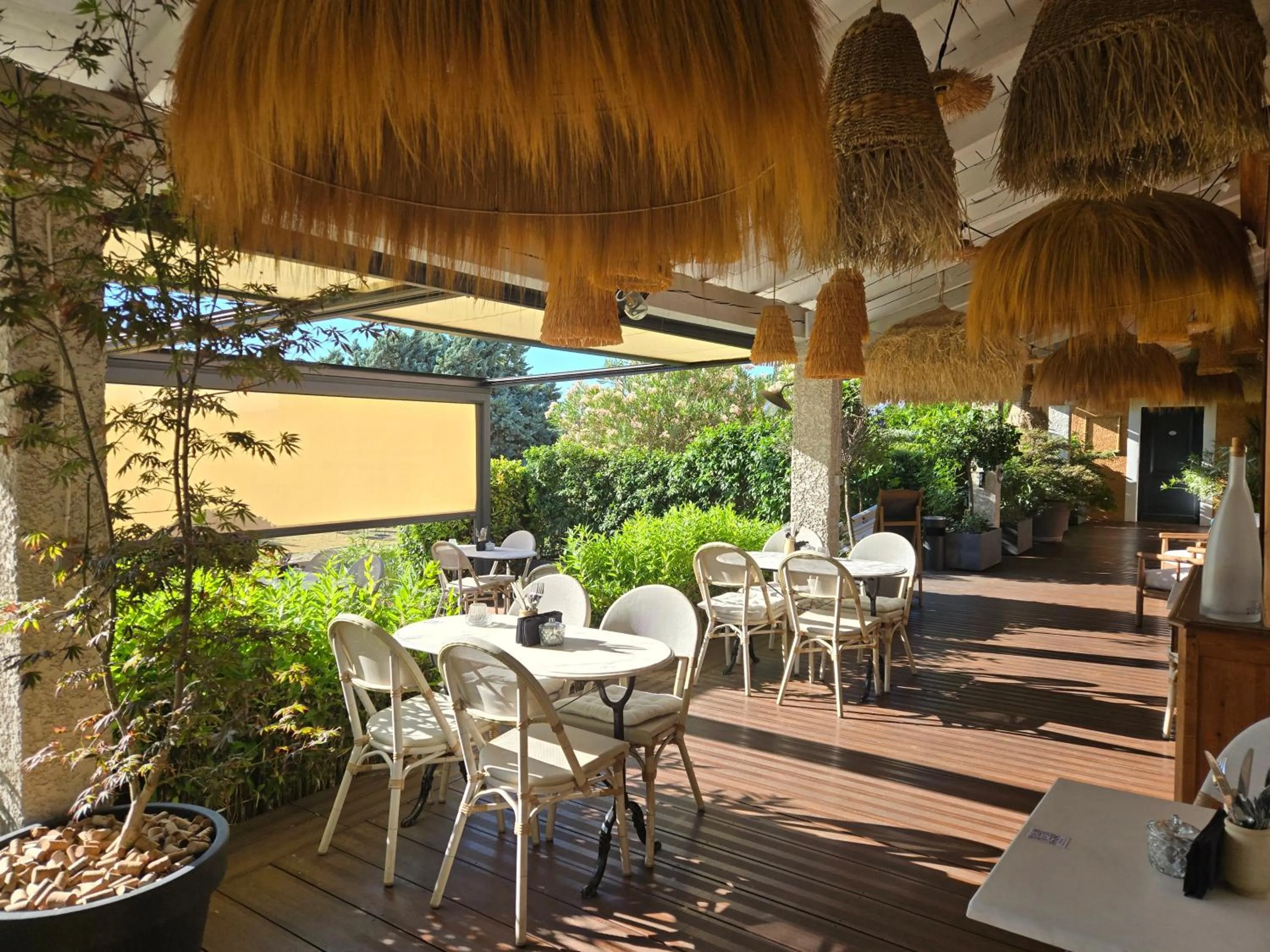 Patio in Hôtel Le SAINT-GENIÈS