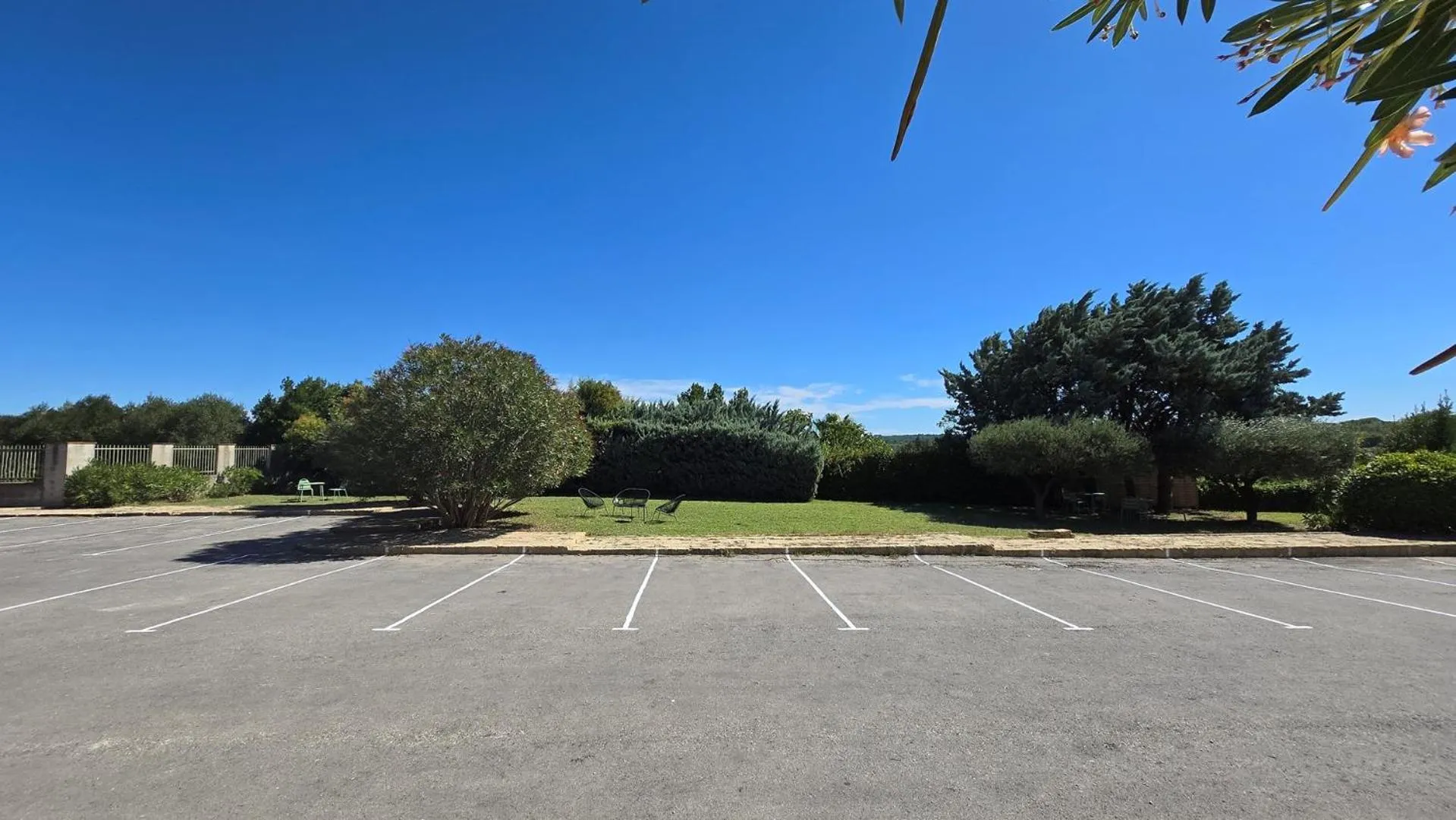 Parking in Hôtel Le SAINT-GENIÈS