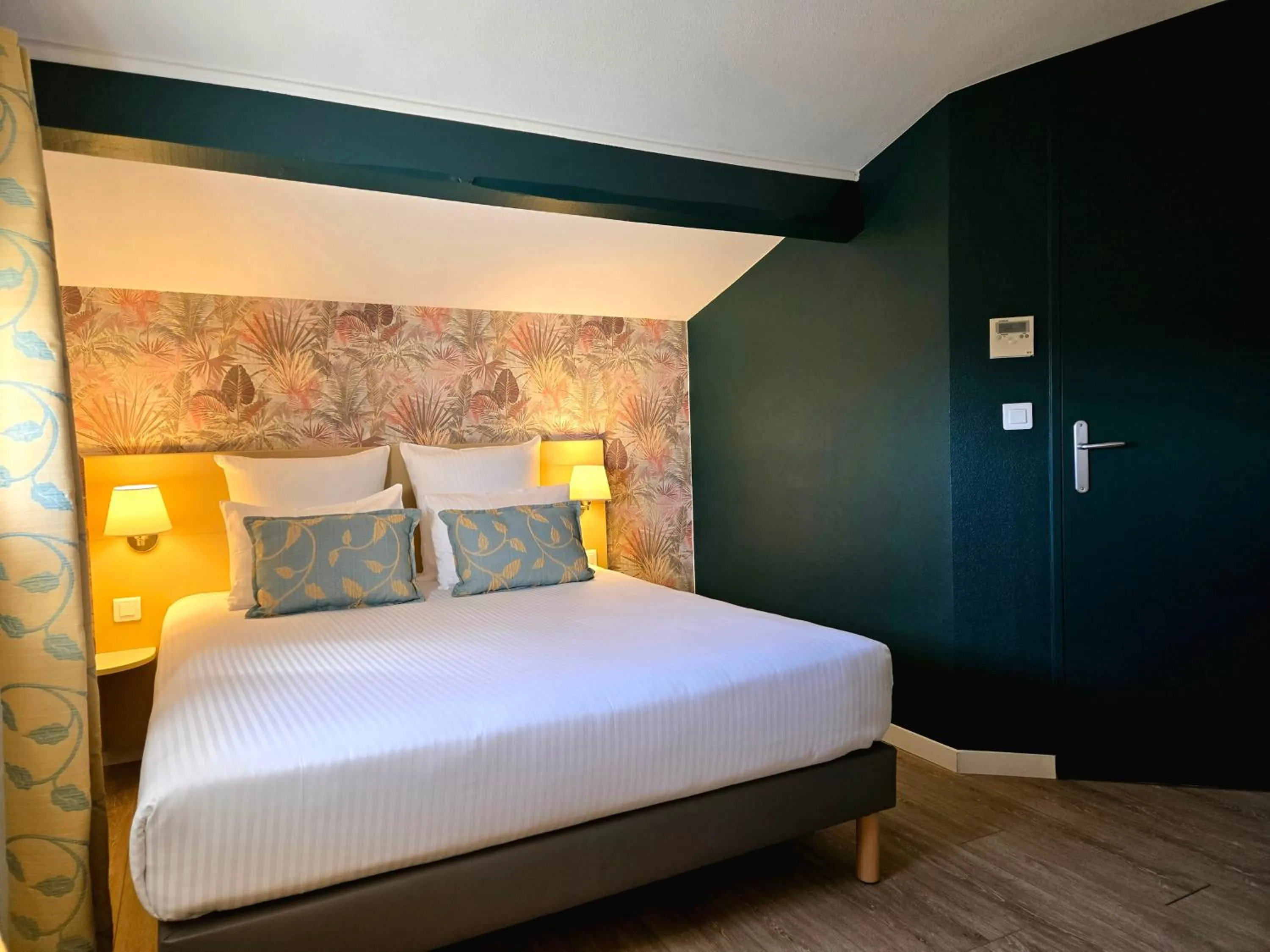 Photo of the whole room, Bed in Hôtel Le SAINT-GENIÈS