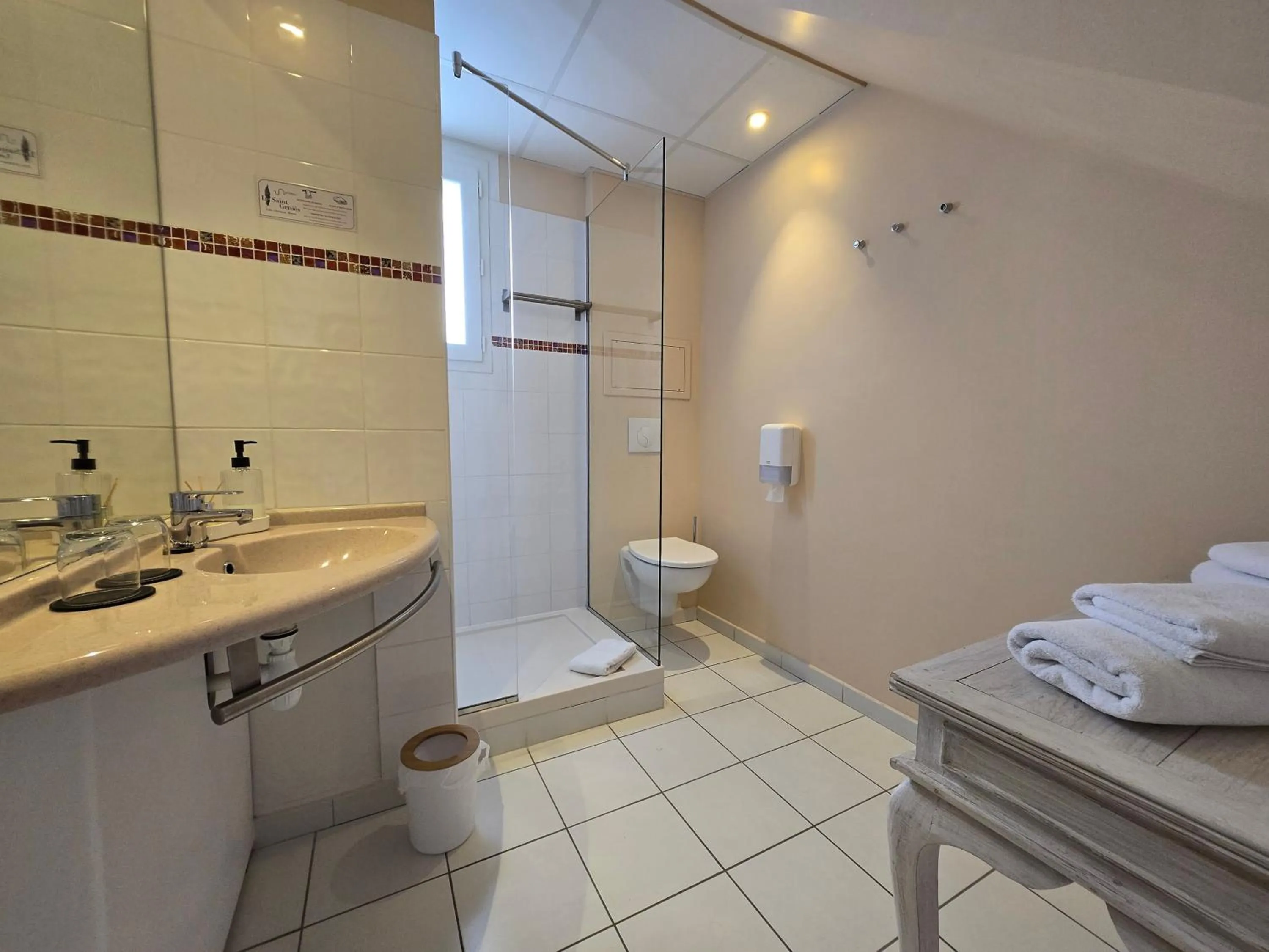 Bathroom in Hôtel Le SAINT-GENIÈS