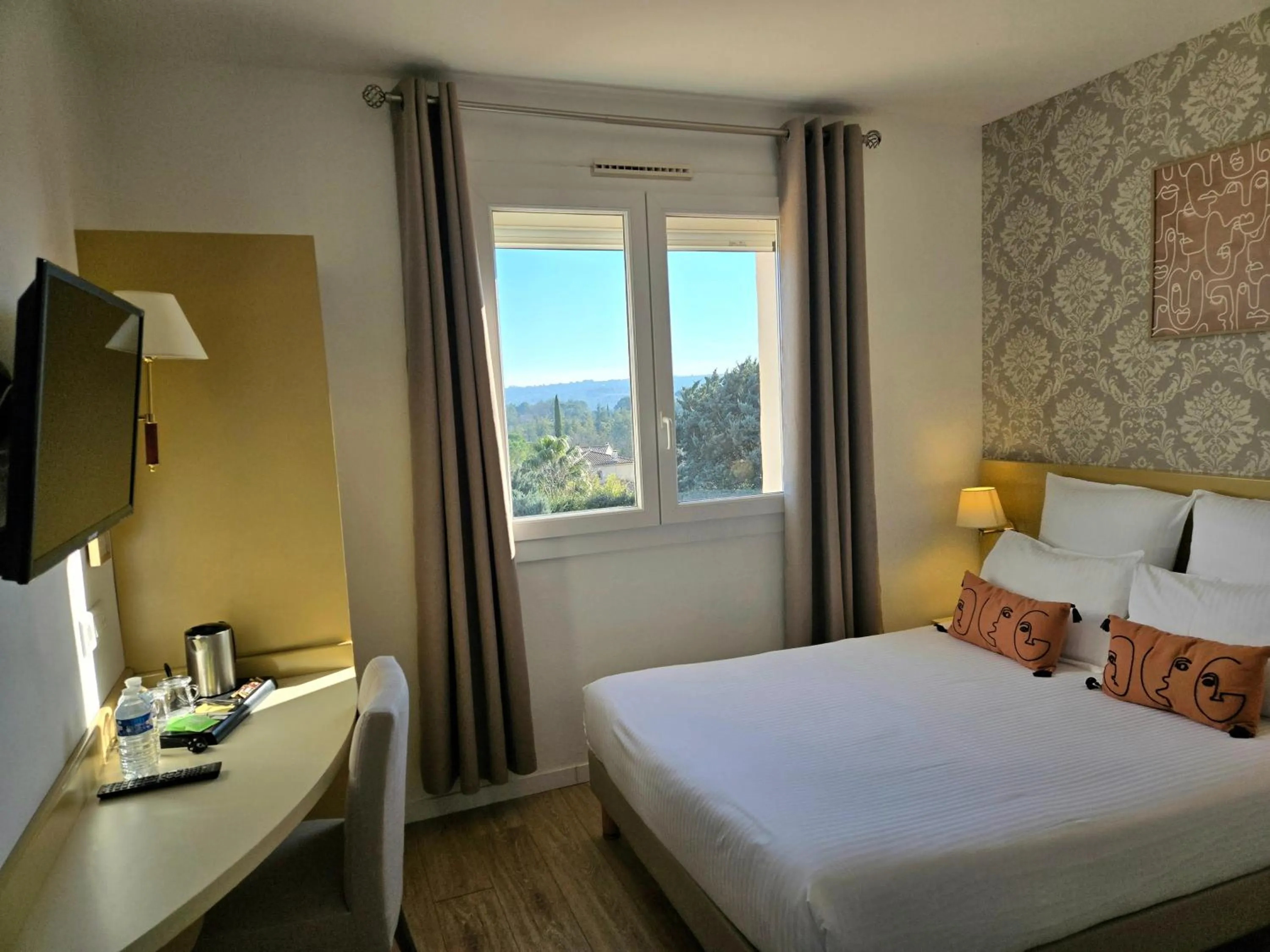 Photo of the whole room, Bed in Hôtel Le SAINT-GENIÈS